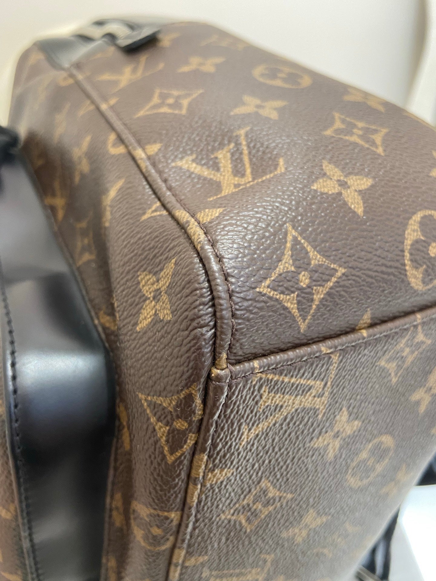 Louis Vuitton - Josh - Leather - Brown - (medium)