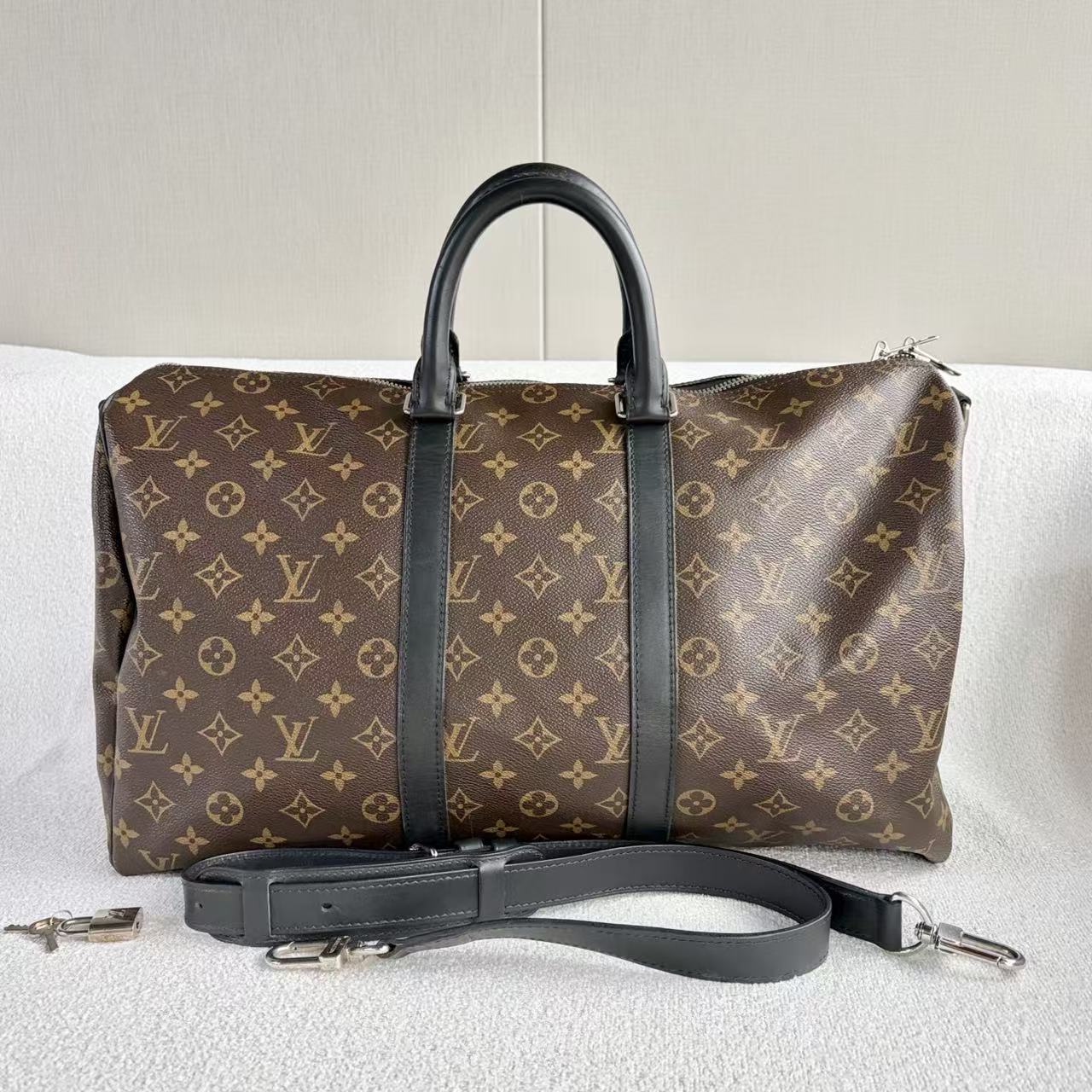 Louis Vuitton - Keepall 45 - Monogram coated canvas with leather trim - Brown with Black accents - (Large)