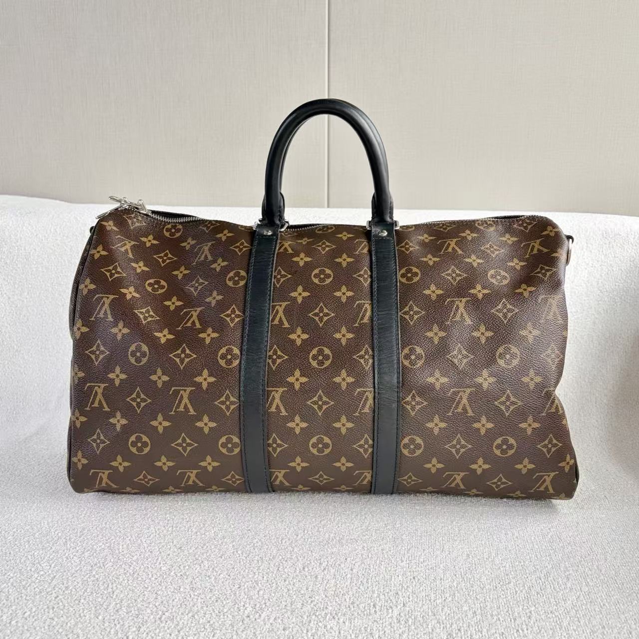 Louis Vuitton - Keepall 45 - Monogram coated canvas with leather trim - Brown with Black accents - (Large)