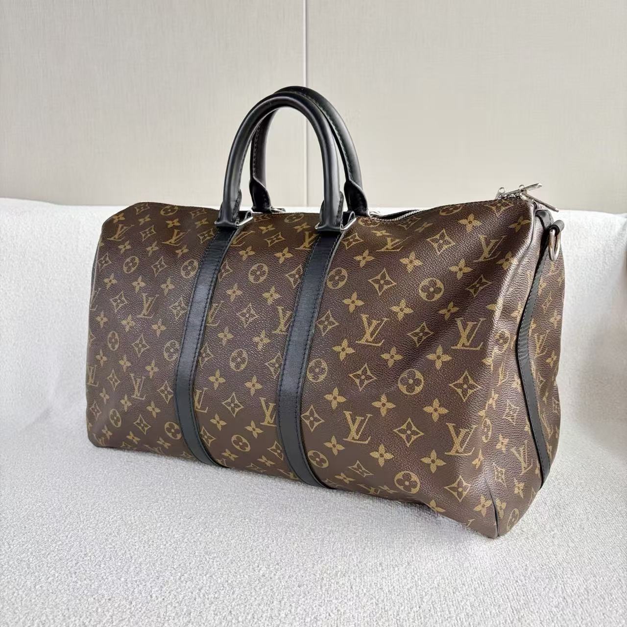 Louis Vuitton - Keepall 45 - Monogram coated canvas with leather trim - Brown with Black accents - (Large)