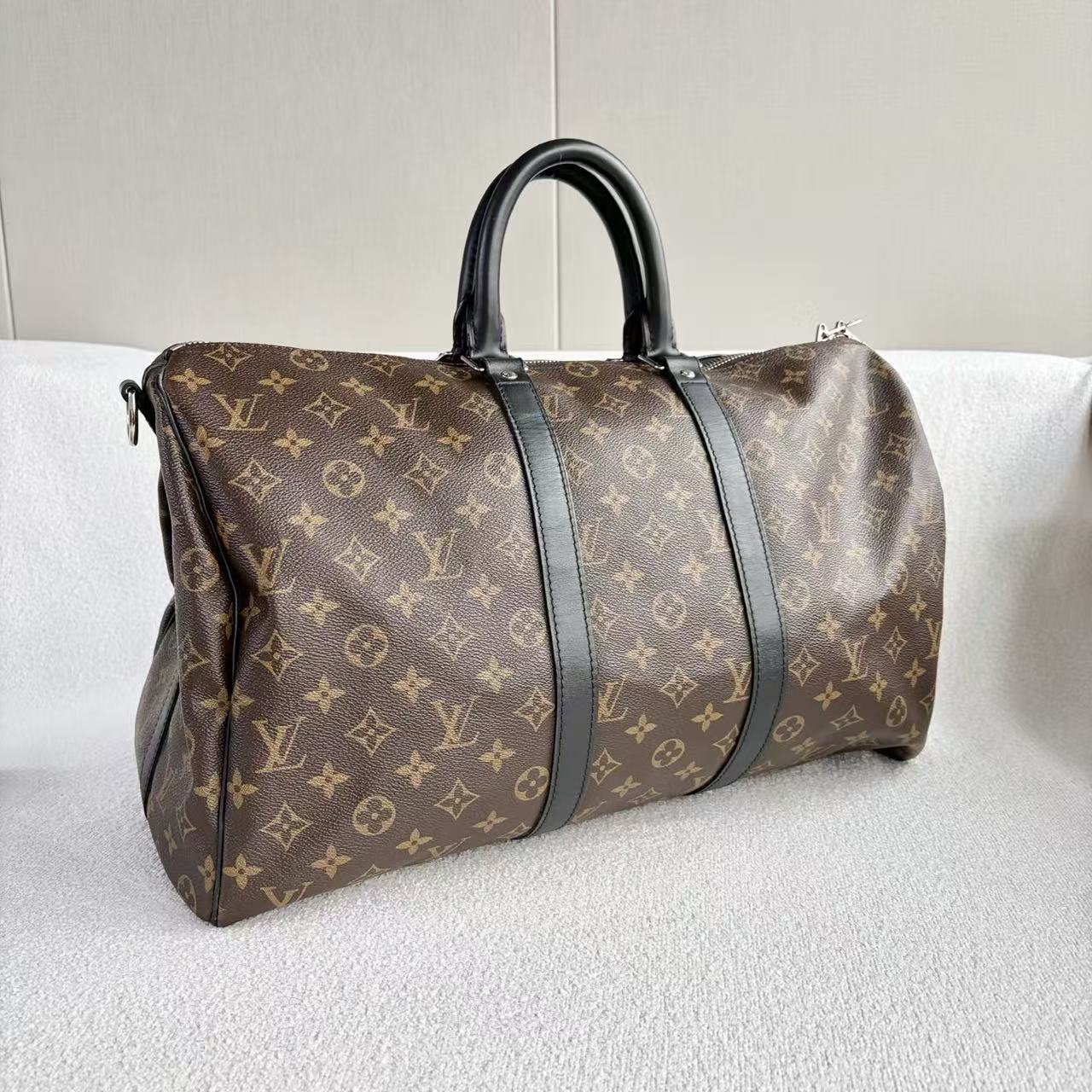 Louis Vuitton - Keepall 45 - Monogram coated canvas with leather trim - Brown with Black accents - (Large)
