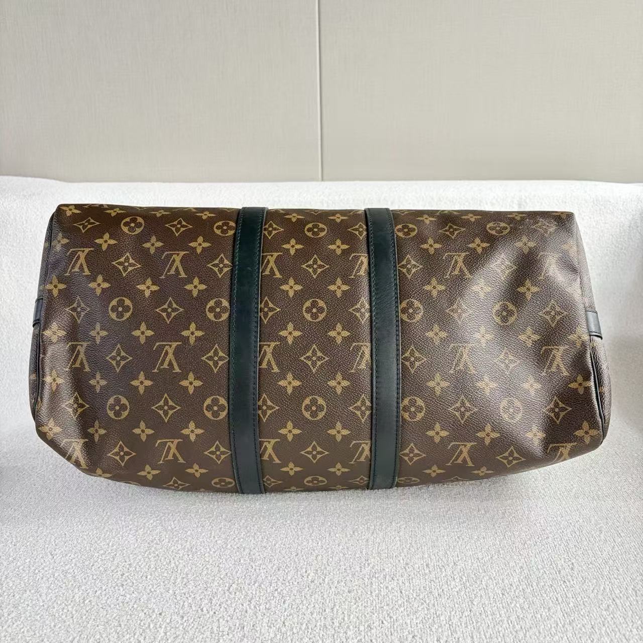Louis Vuitton - Keepall 45 - Monogram coated canvas with leather trim - Brown with Black accents - (Large)