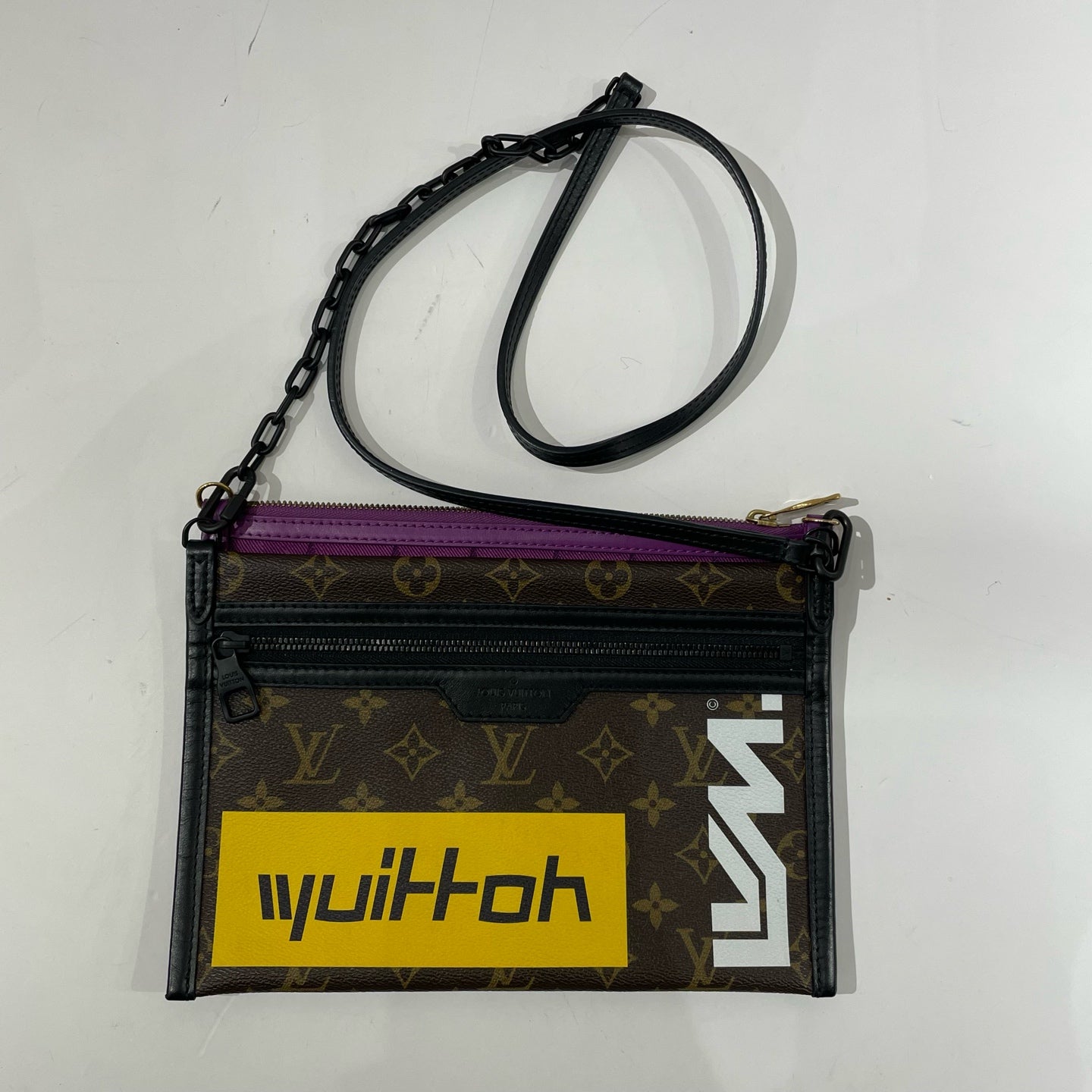 Louis Vuitton - Limited Edition Flat Two-in-One Pouch - Coated canvas and textile with leather trim - Multicolour - (Medium)