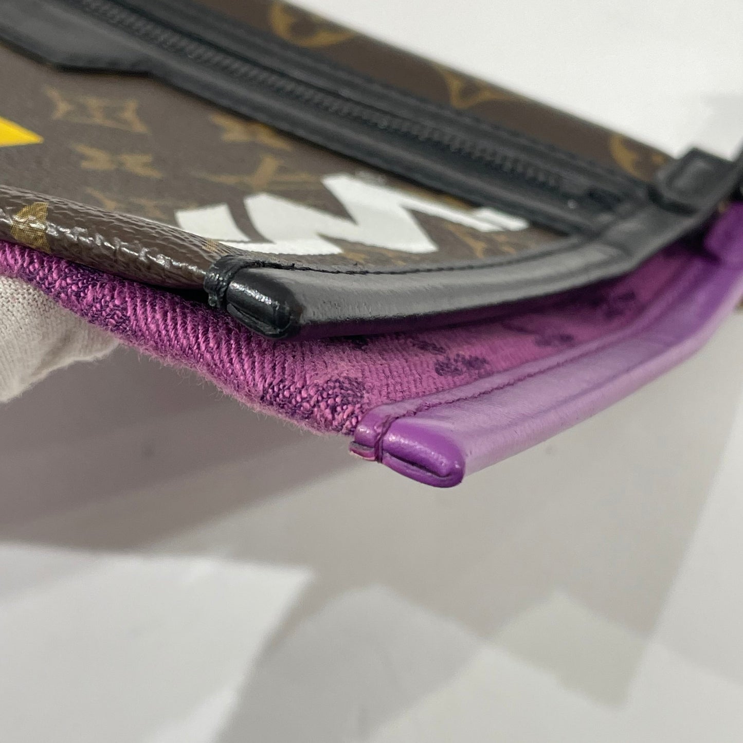 Louis Vuitton - Limited Edition Flat Two-in-One Pouch - Coated canvas and textile with leather trim - Multicolour - (Medium)