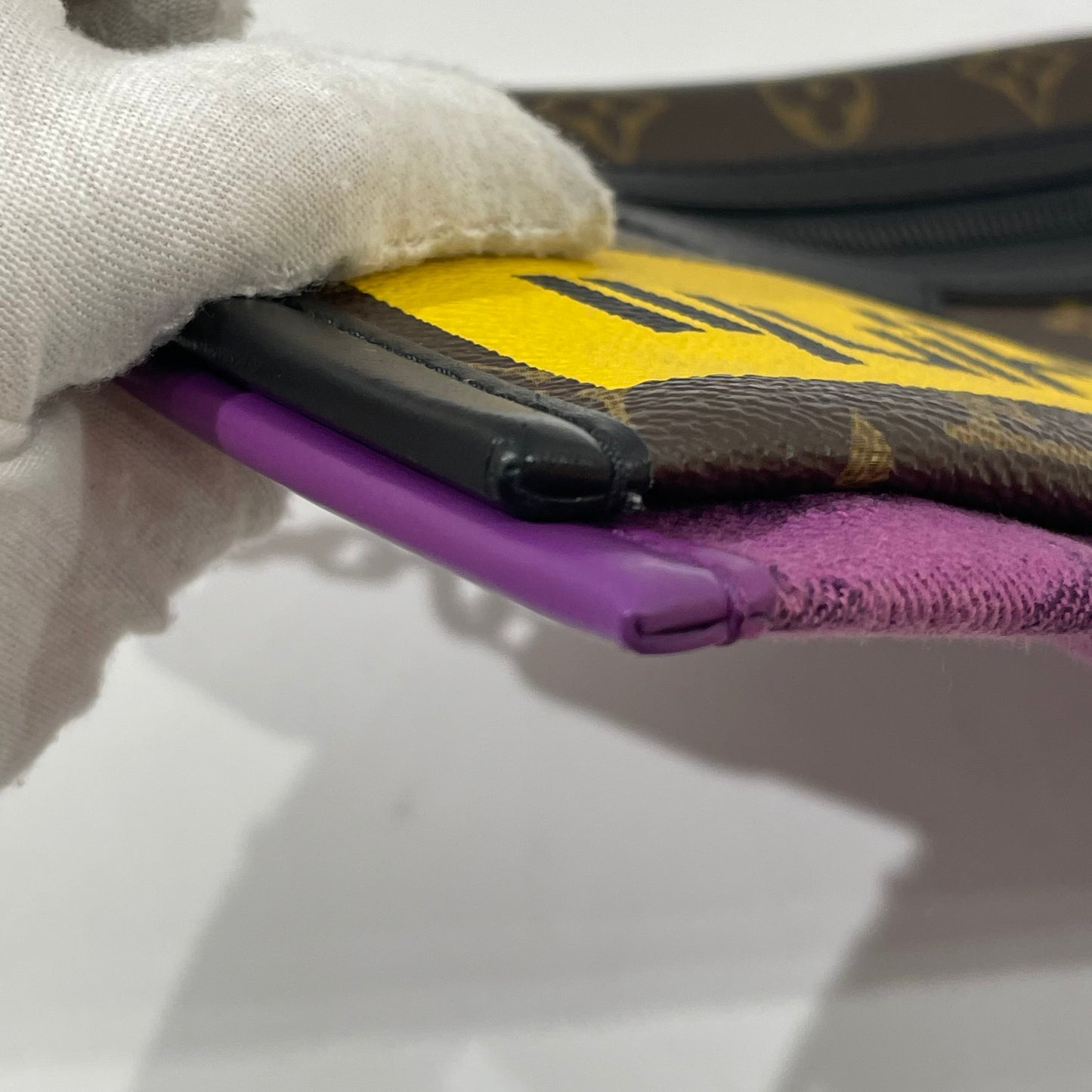 Louis Vuitton - Limited Edition Flat Two-in-One Pouch - Coated canvas and textile with leather trim - Multicolour - (Medium)