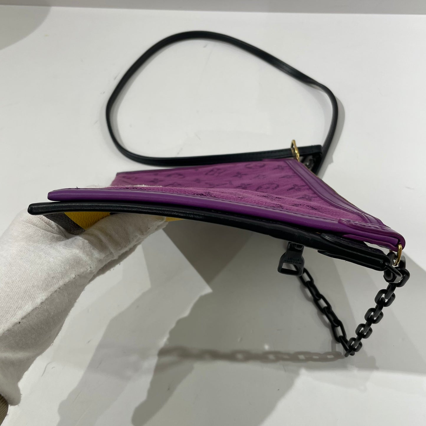 Louis Vuitton - Limited Edition Flat Two-in-One Pouch - Coated canvas and textile with leather trim - Multicolour - (Medium)