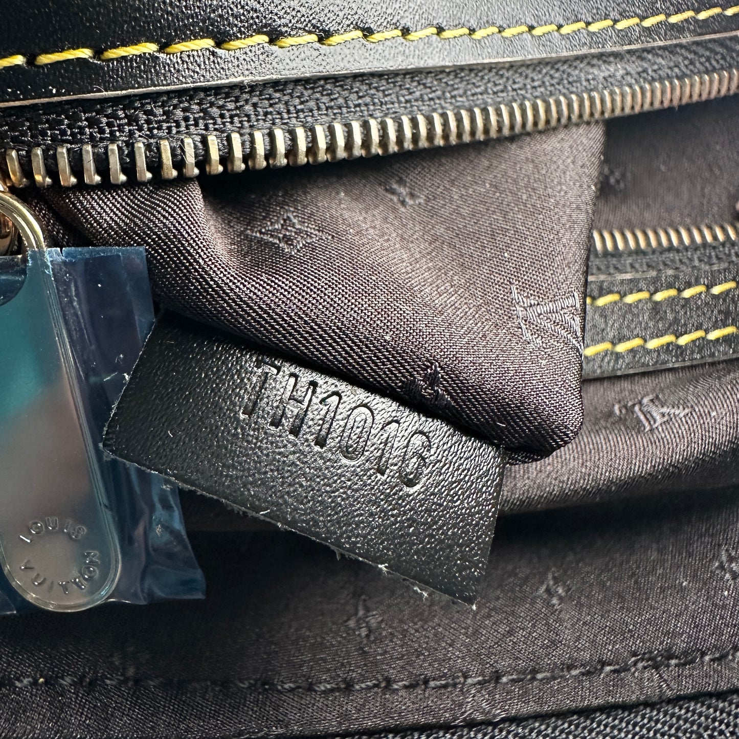 Louis Vuitton - Lockit - Leather - Black - (medium)