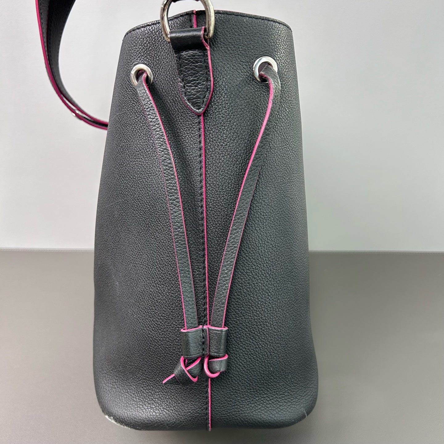 Louis Vuitton - Lockme Bucket - Cowhide leather - Black - (medium)
