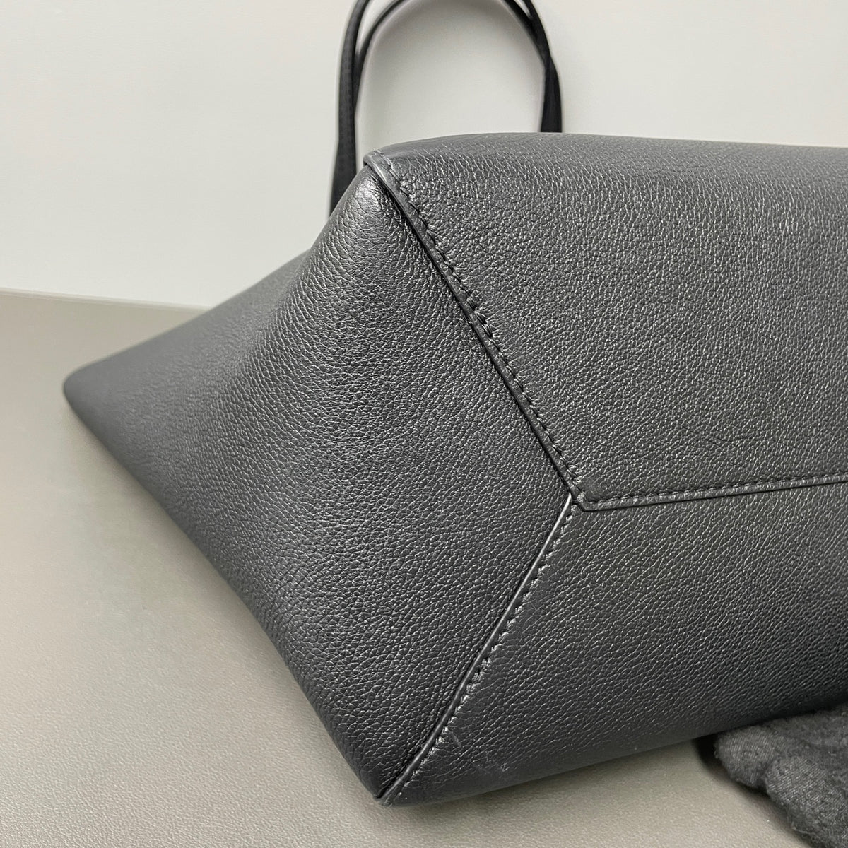 Louis Vuitton - Lockme Cabas - Leather - Grey - (medium)
