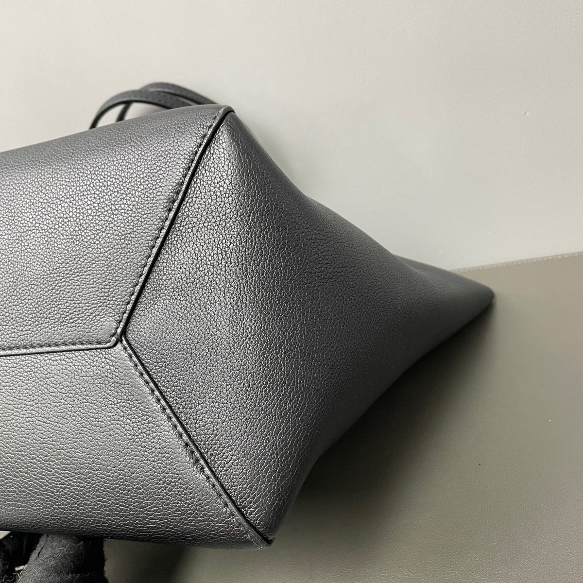 Louis Vuitton - Lockme Cabas - Leather - Grey - (medium)