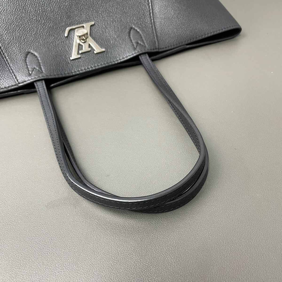 Louis Vuitton - Lockme Cabas - Leather - Grey - (medium)