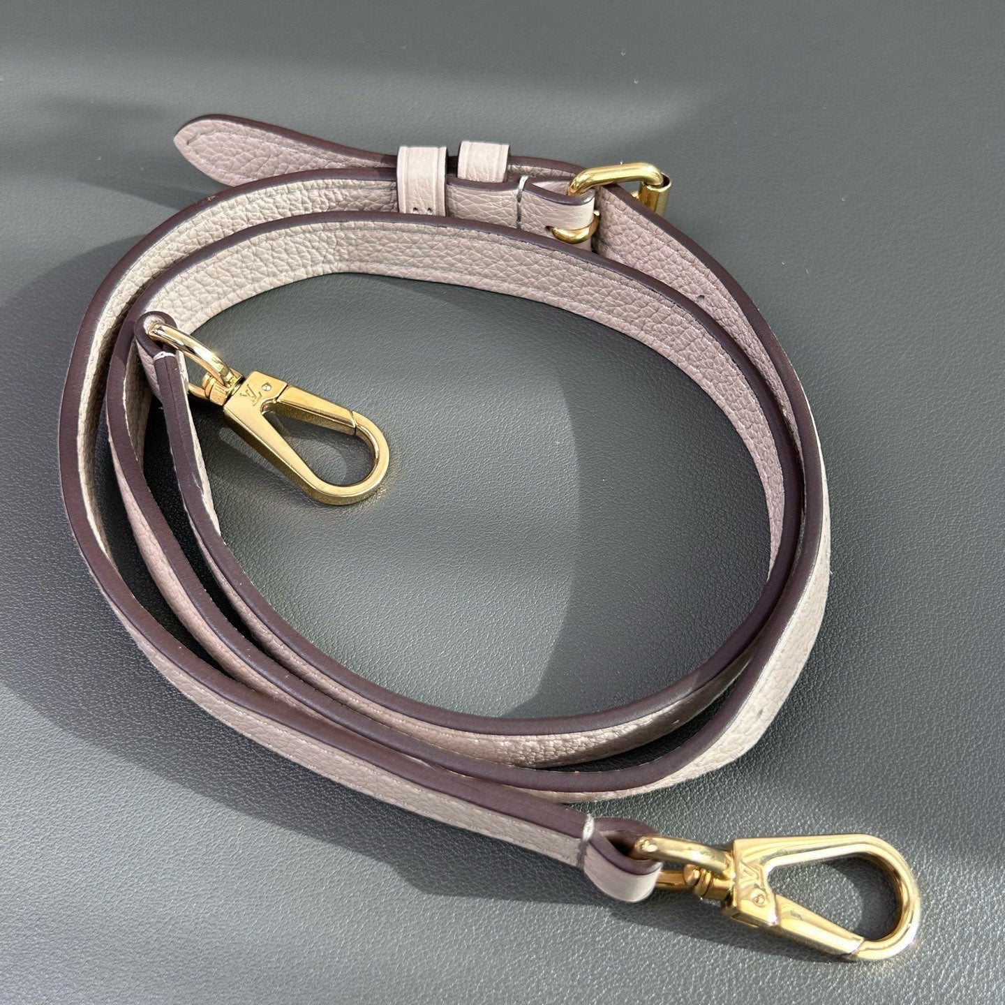 Louis Vuitton - Lockme Ever - Cowhide leather - Taupe - (Medium)