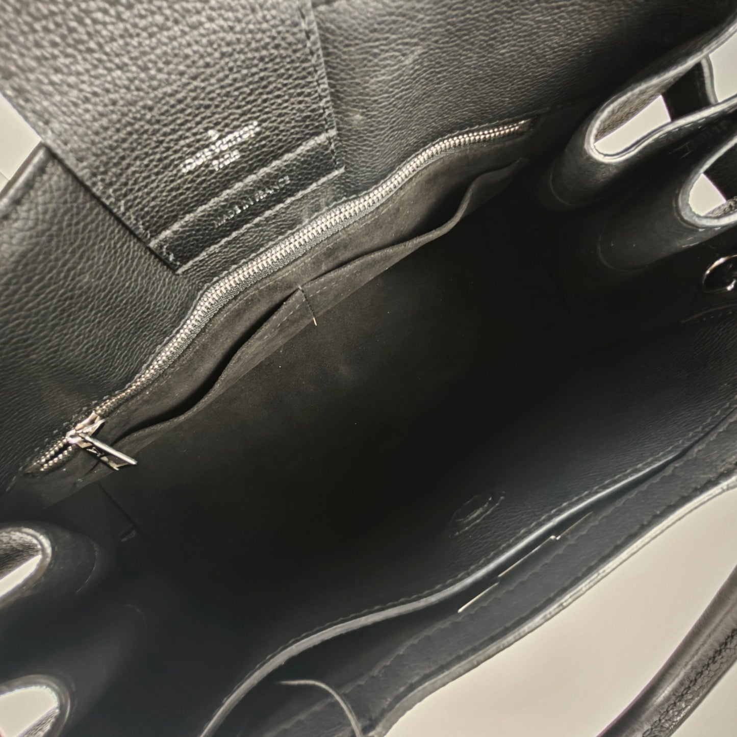 Louis Vuitton - Lockme - Grained leather - Black - (medium)