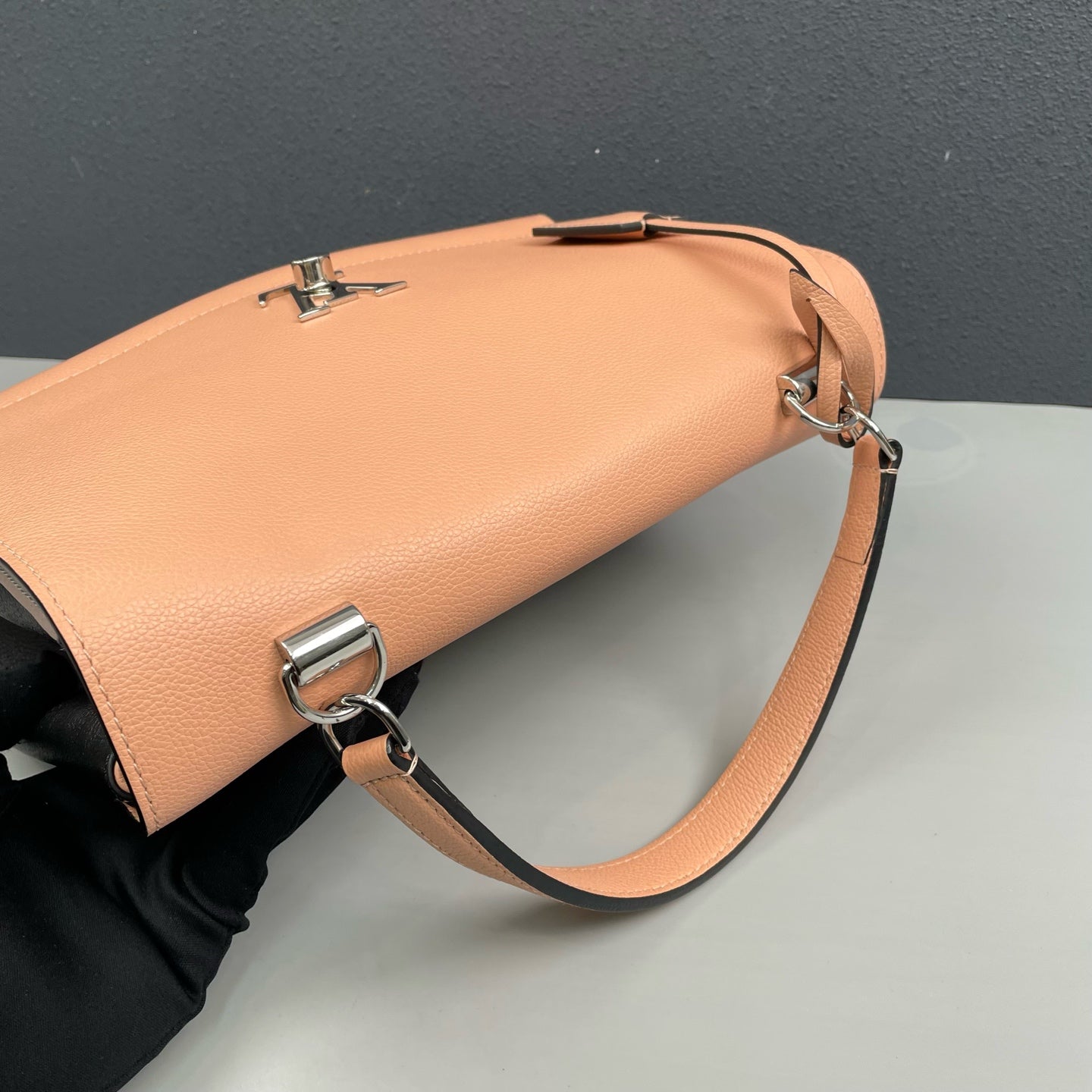 Louis Vuitton - Lockme - Grained leather - Multicolour - (Medium)
