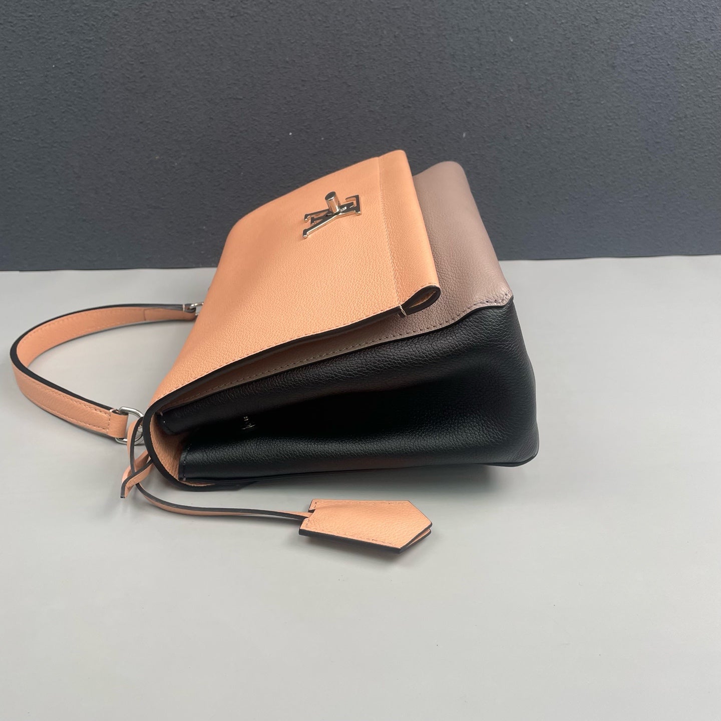 Louis Vuitton - Lockme - Grained leather - Multicolour - (Medium)
