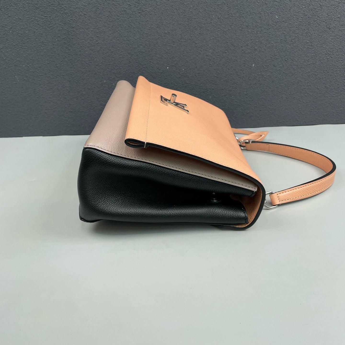 Louis Vuitton - Lockme - Grained leather - Multicolour - (medium)