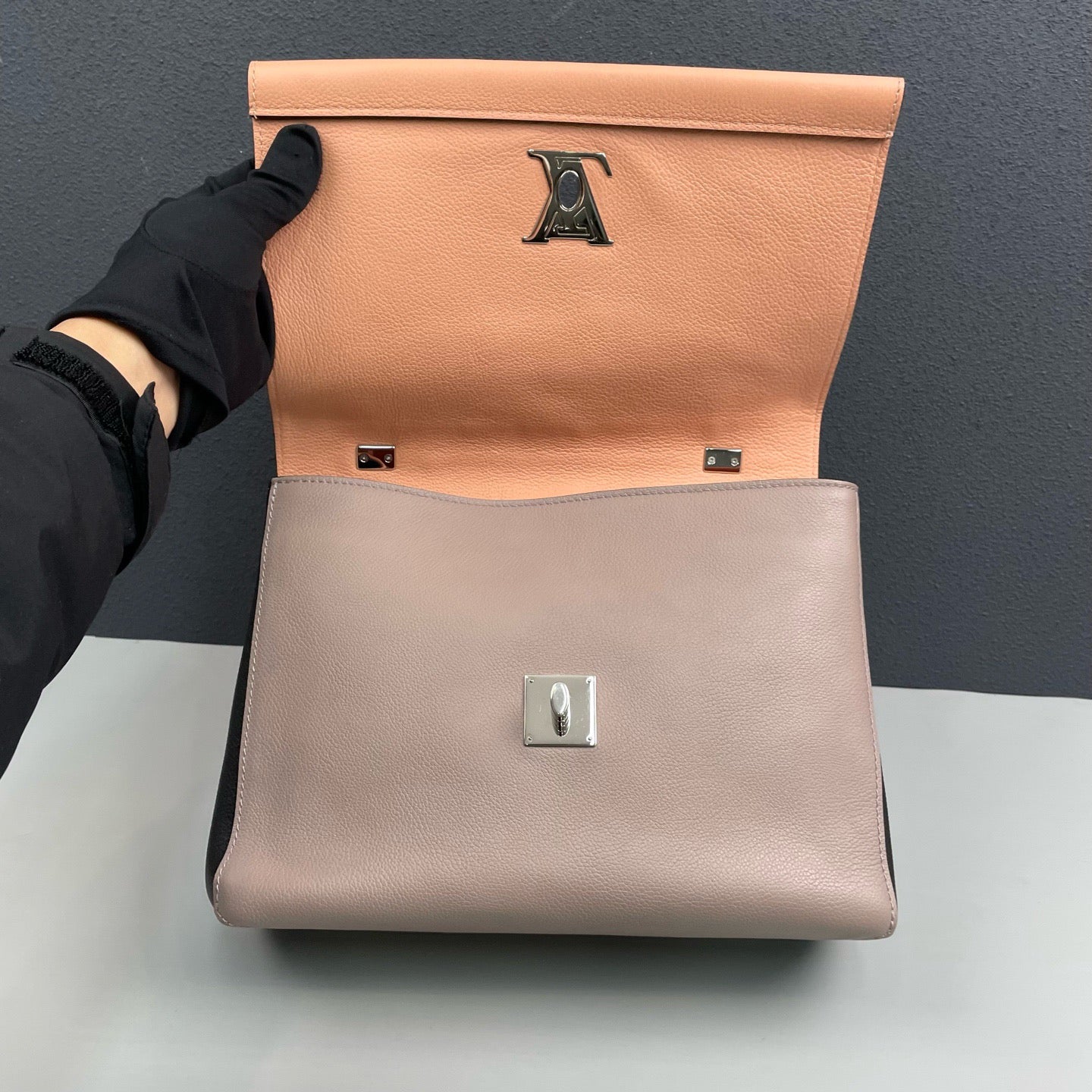Louis Vuitton - Lockme - Grained leather - Multicolour - (medium)