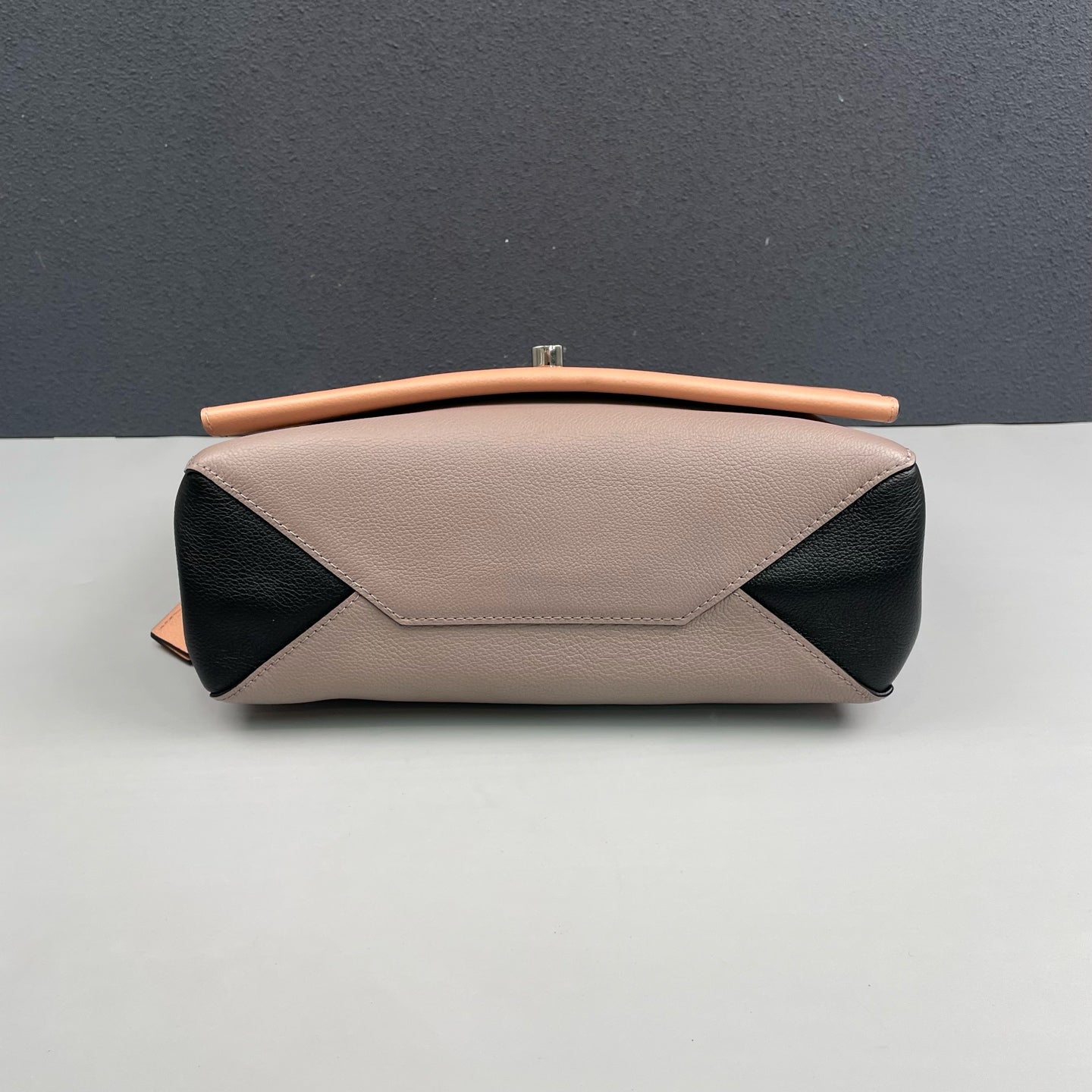 Louis Vuitton - Lockme - Grained leather - Multicolour - (Medium)