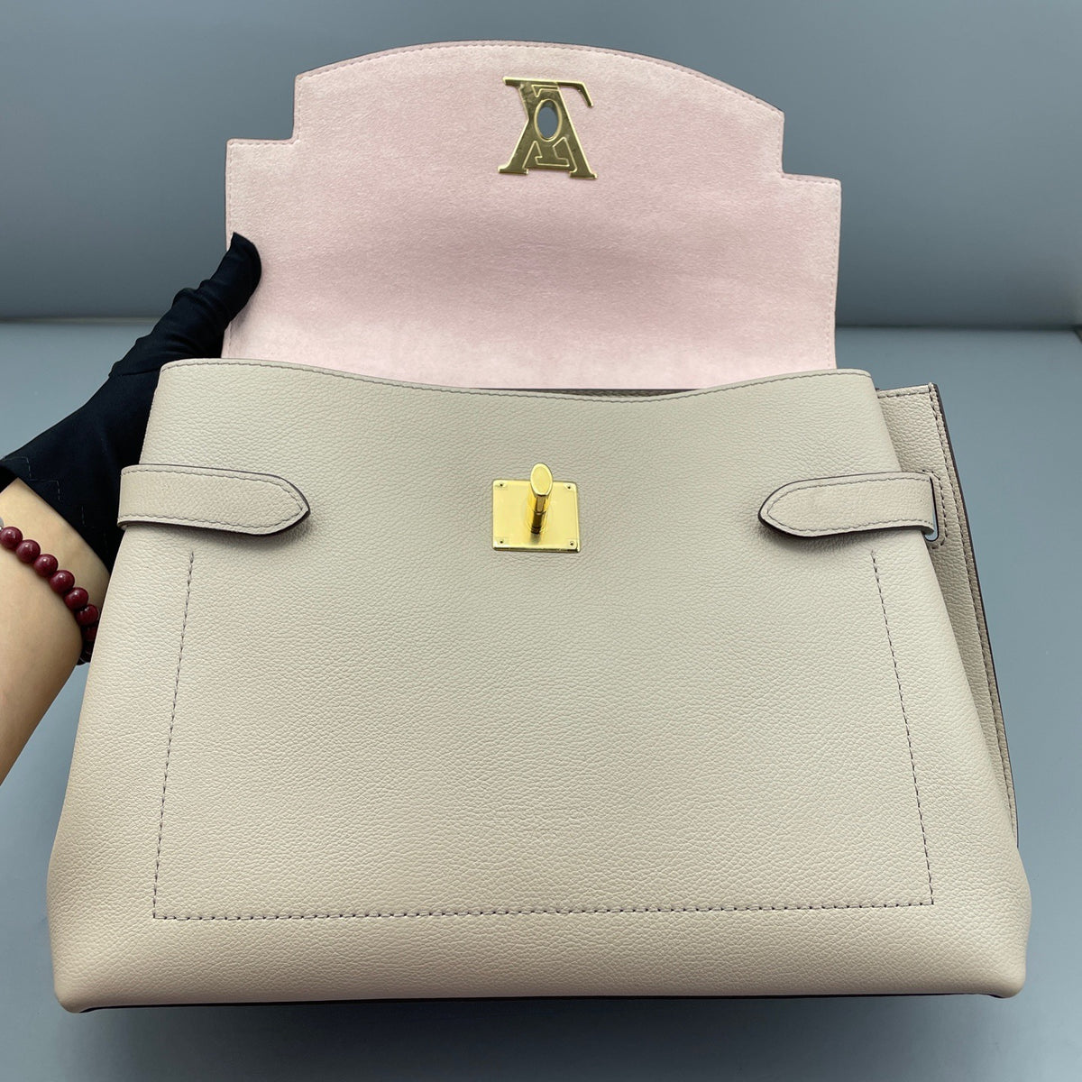 Louis Vuitton - Lockme - Leather - Beige - (medium)