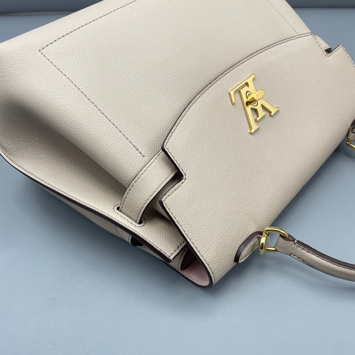 Louis Vuitton - Lockme - Leather - Beige - (medium)