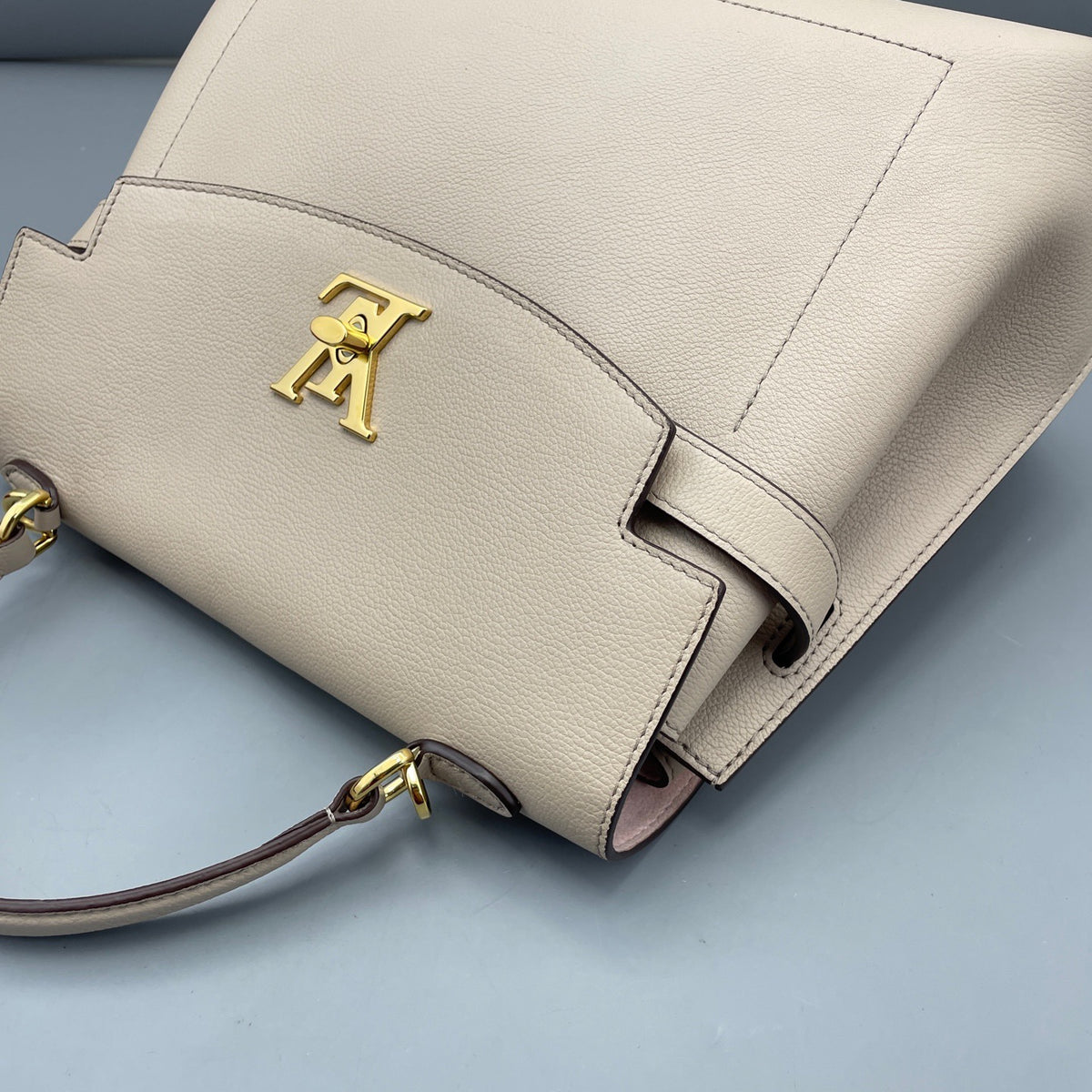Louis Vuitton - Lockme - Leather - Beige - (medium)