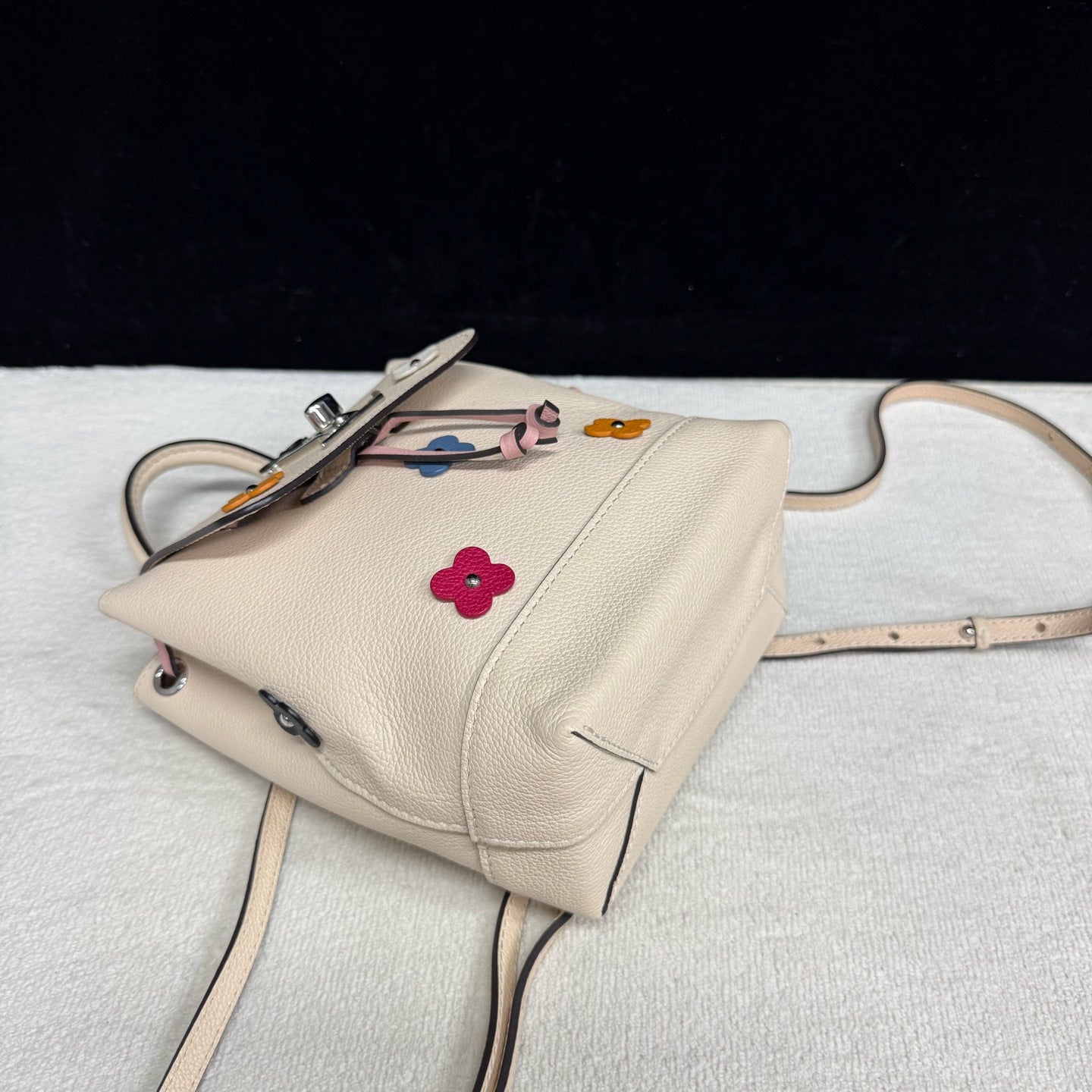 Louis Vuitton - Lockme - Leather - Beige - (mini)