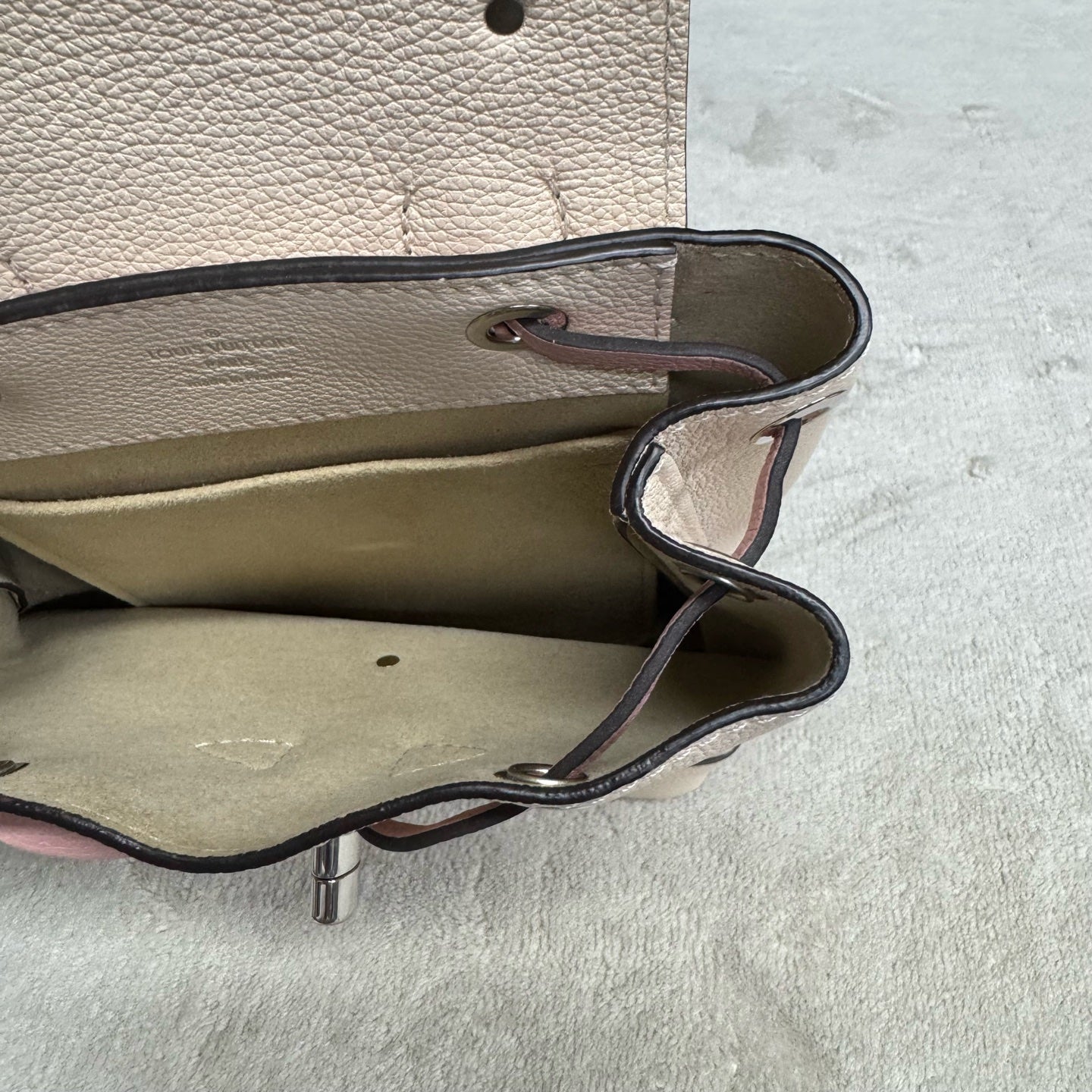 Louis Vuitton - Lockme - Leather - Beige - (mini)
