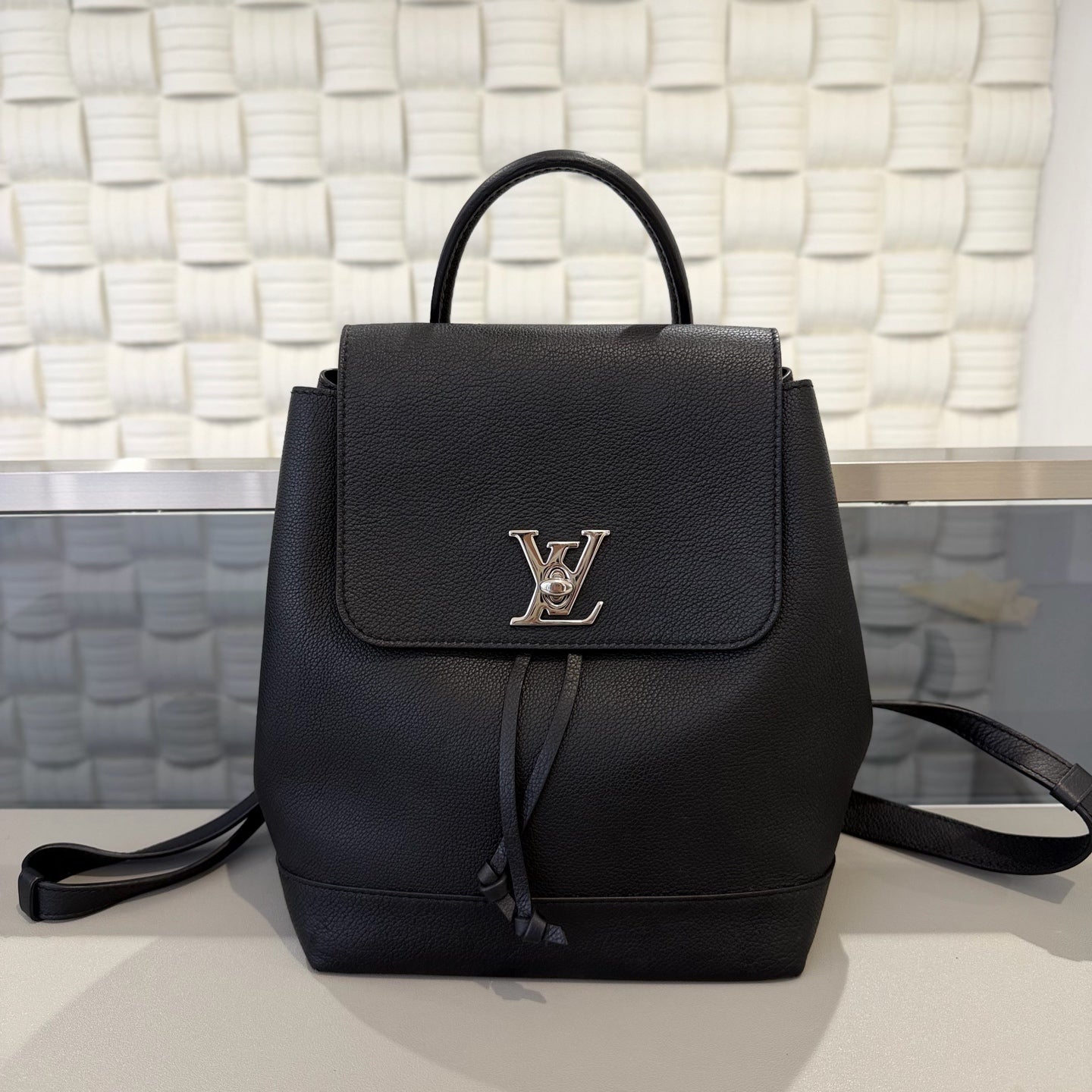 Louis Vuitton - Lockme - Leather - Black - (medium)