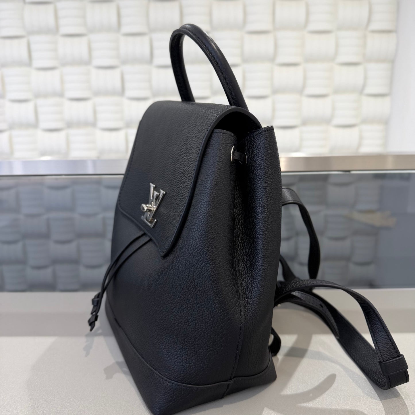Louis Vuitton - Lockme - Leather - Black - (medium)