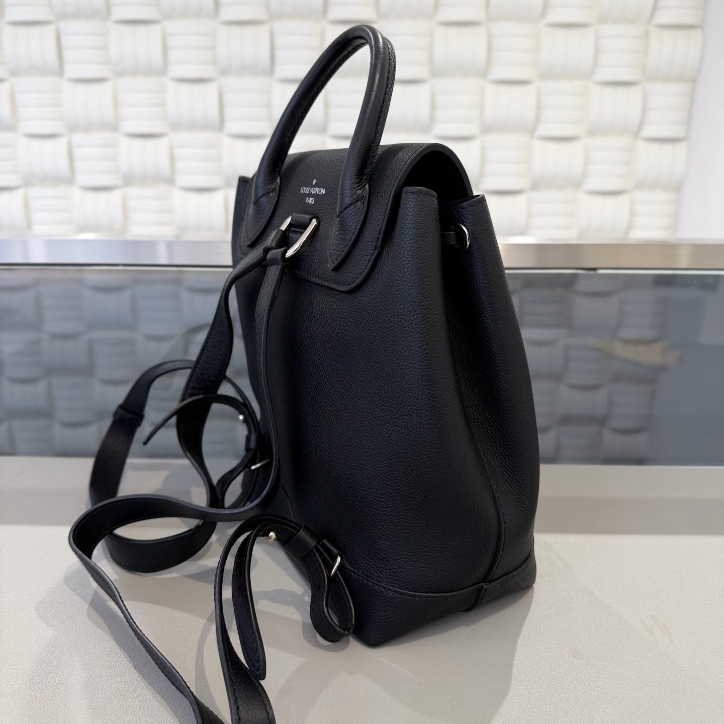 Louis Vuitton - Lockme - Leather - Black - (medium)