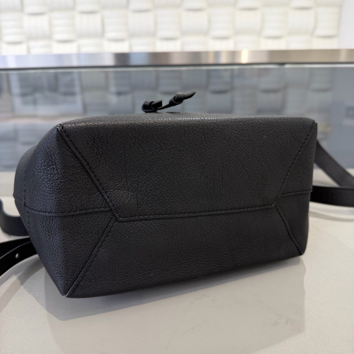 Louis Vuitton - Lockme - Leather - Black - (medium)