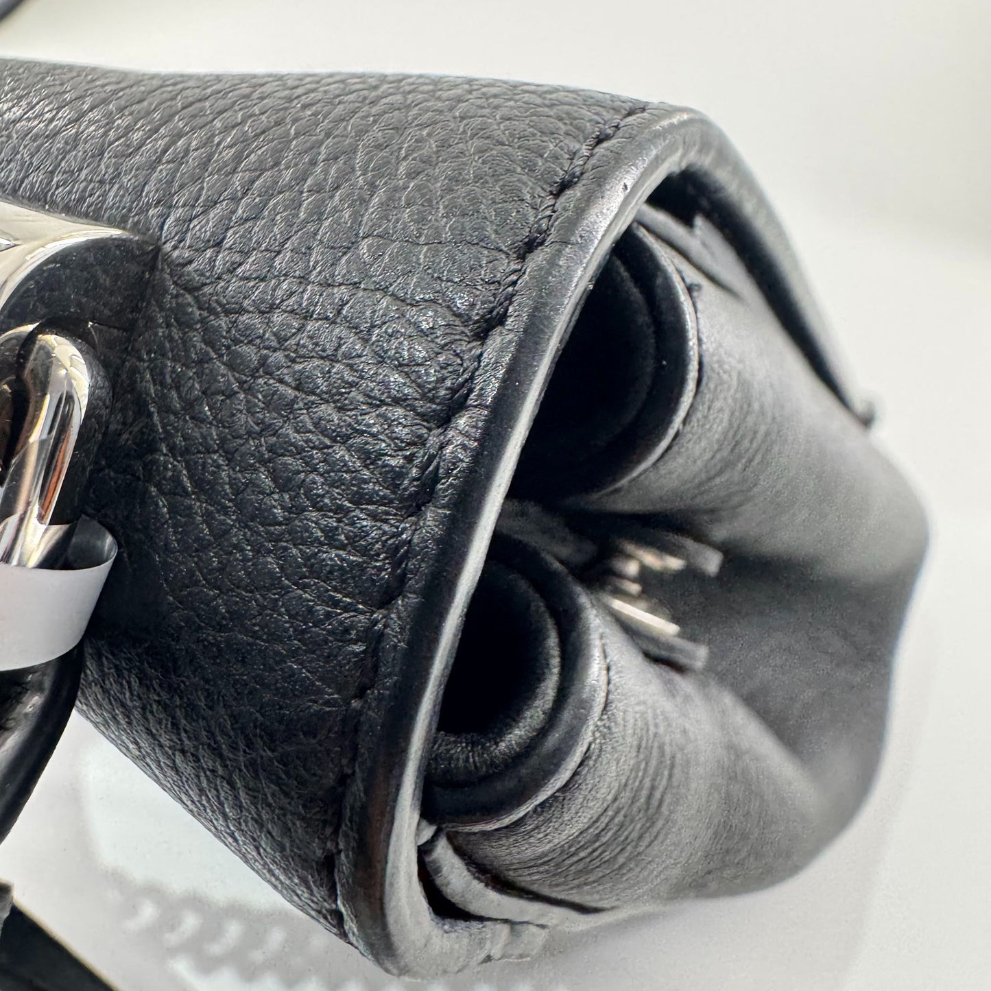 Louis Vuitton - Lockme - Leather - Black - (medium)