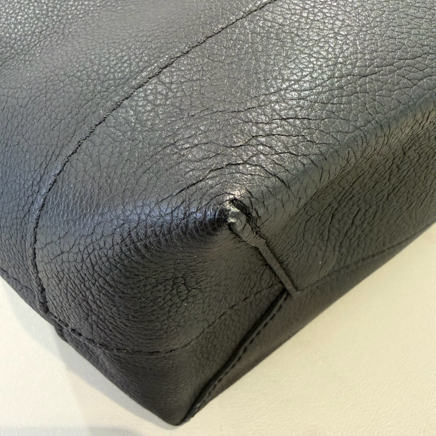 Louis Vuitton - Lockme - Leather - Black - (medium)