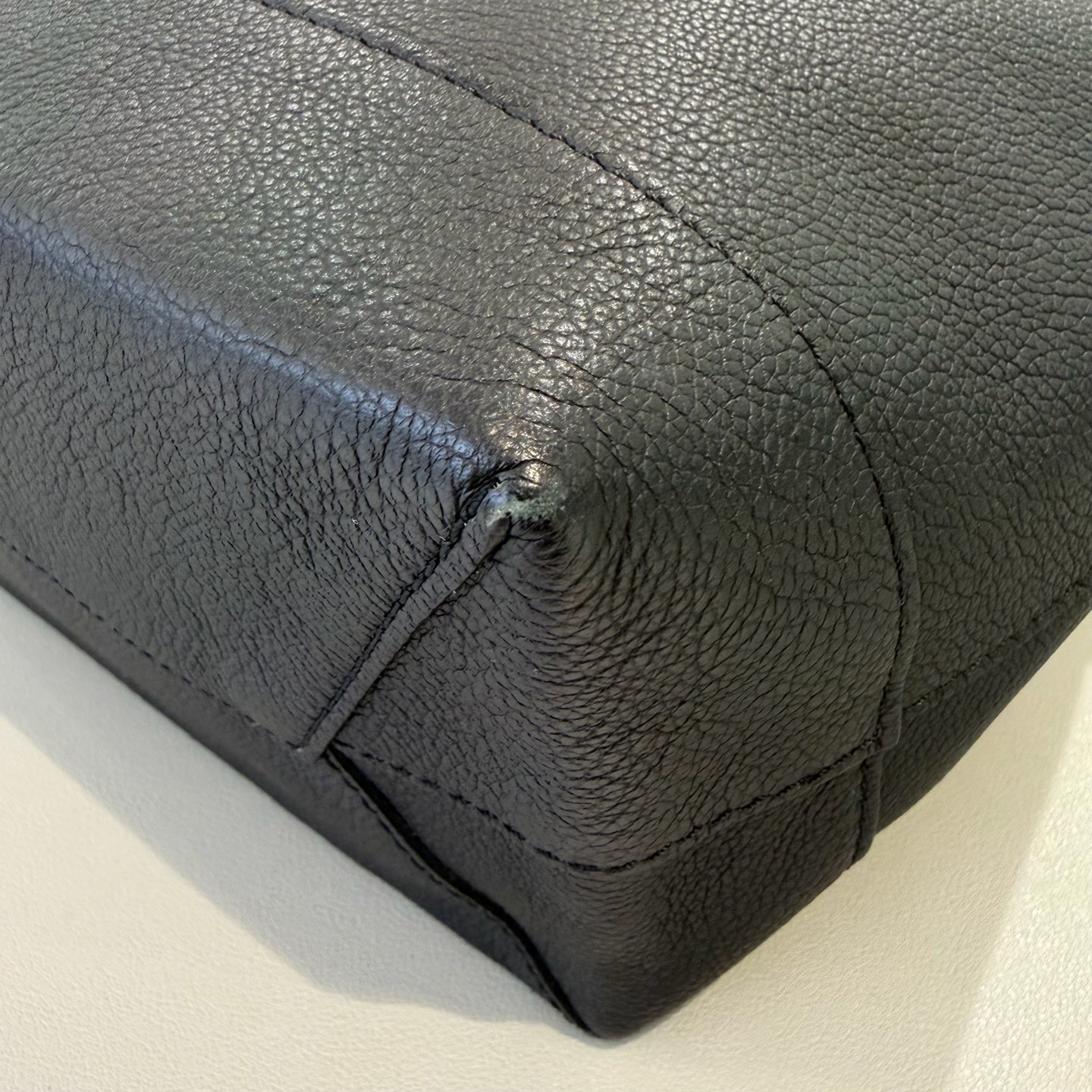 Louis Vuitton - Lockme - Leather - Black - (medium)