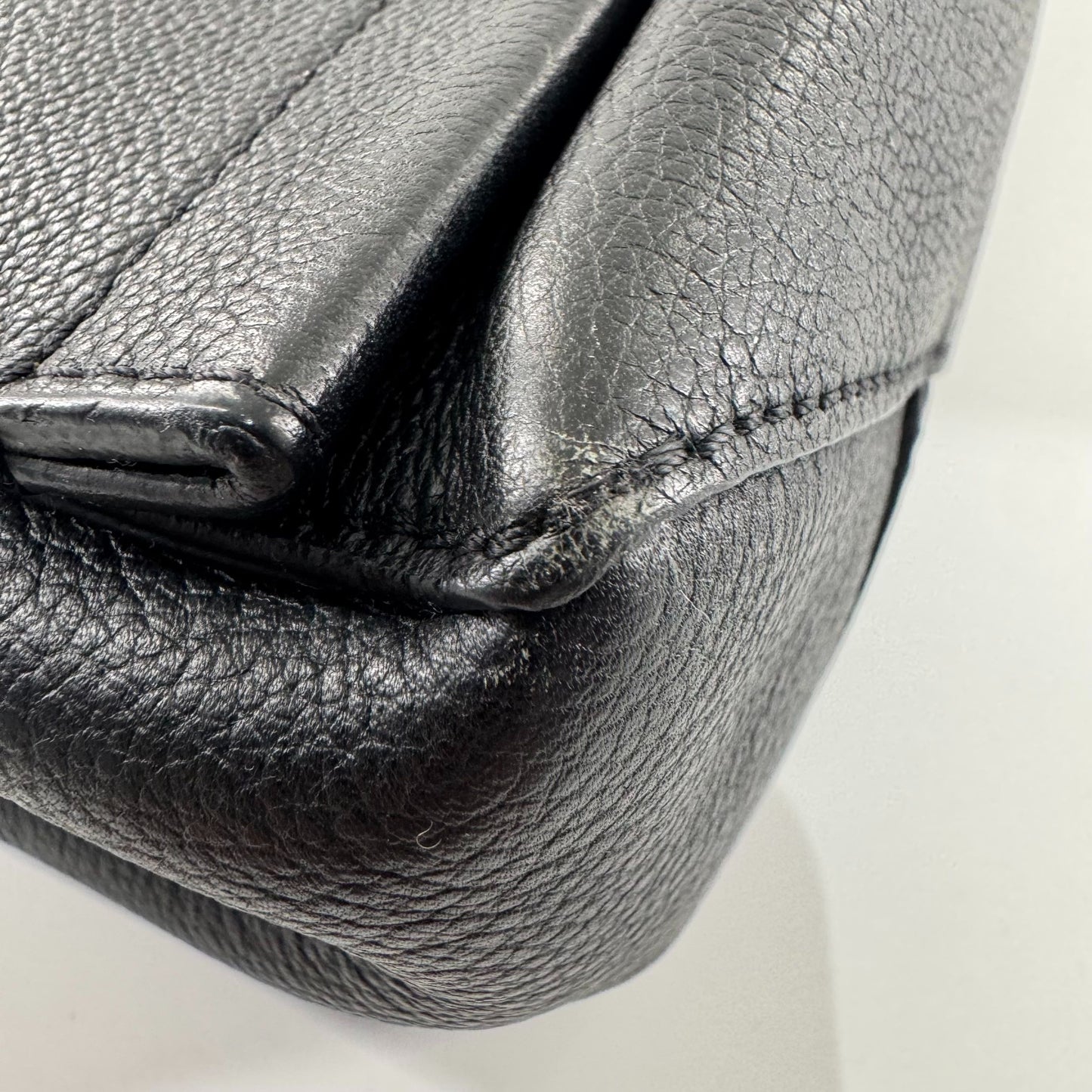 Louis Vuitton - Lockme - Leather - Black - (medium)