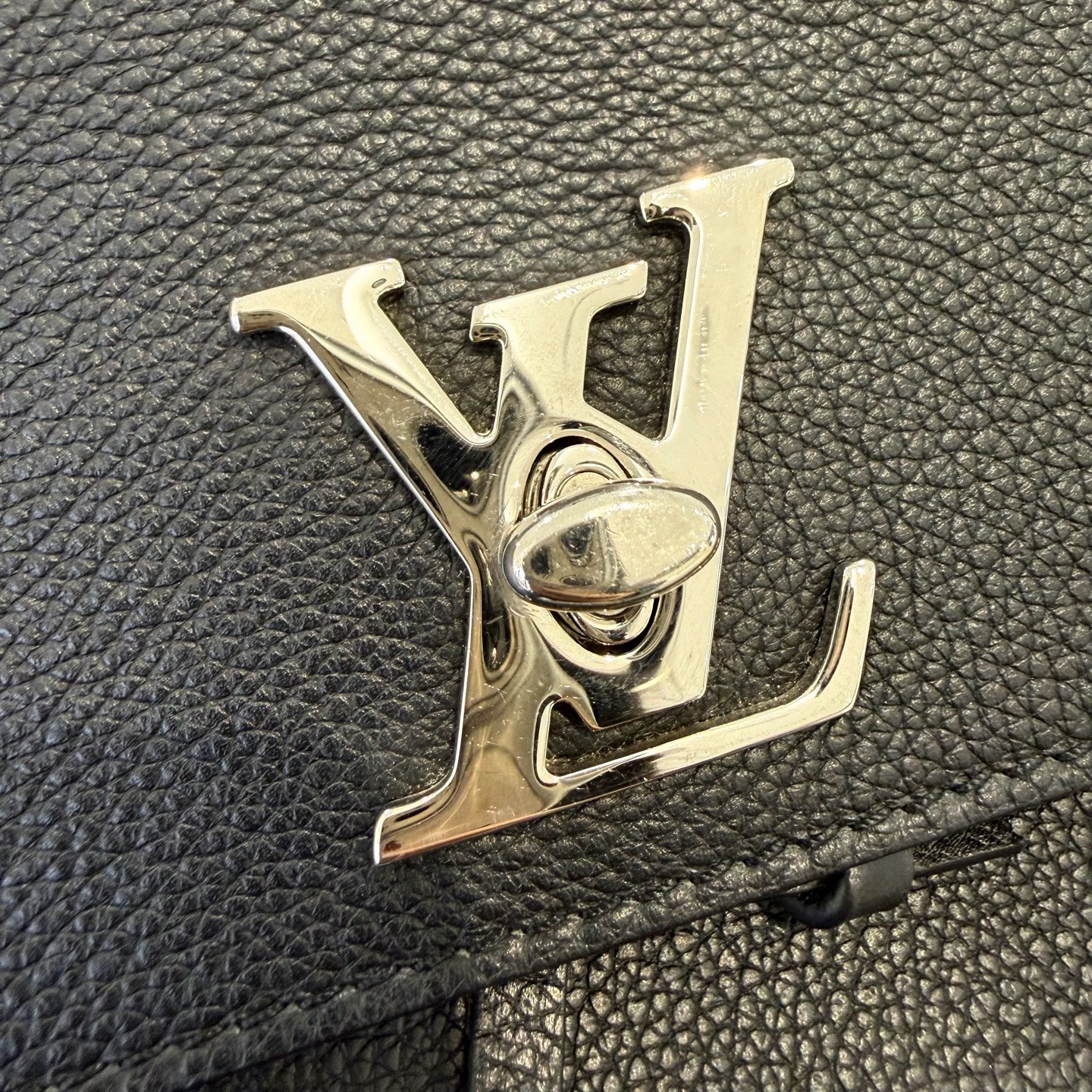 Louis Vuitton - Lockme - Leather - Black - (medium)