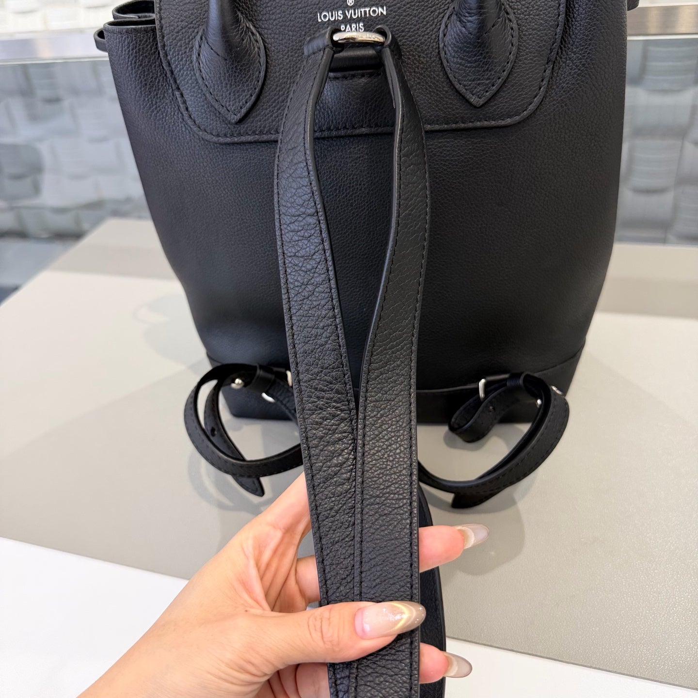Louis Vuitton - Lockme - Leather - Black - (medium)