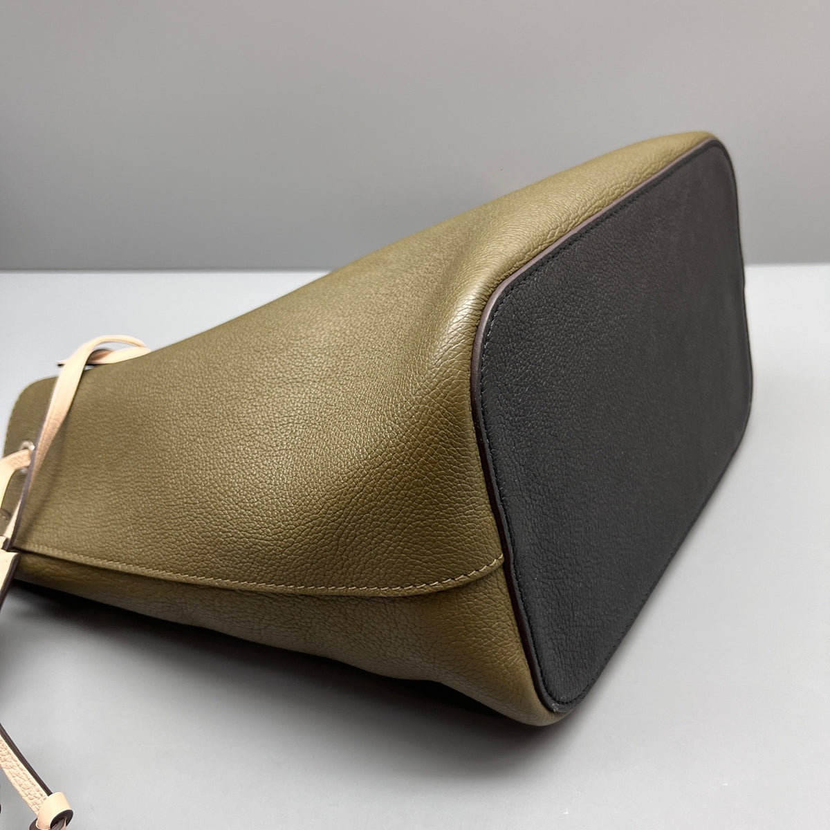 Louis Vuitton - Lockme - Leather - Green - (medium)