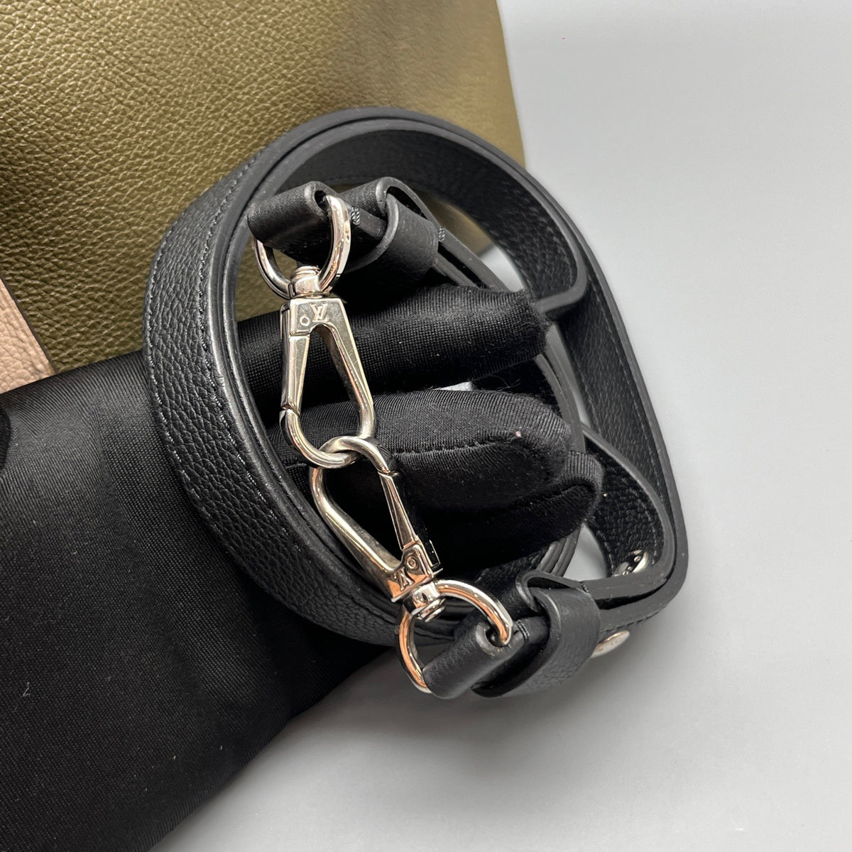 Louis Vuitton - Lockme - Leather - Green - (medium)
