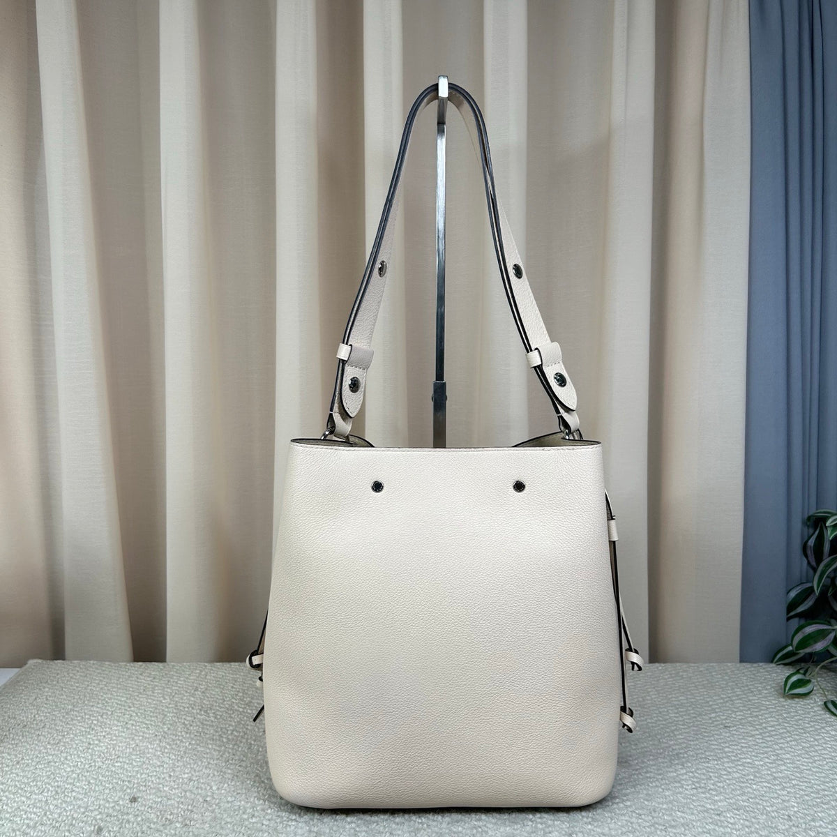 Louis Vuitton - LockMe - Leather - White