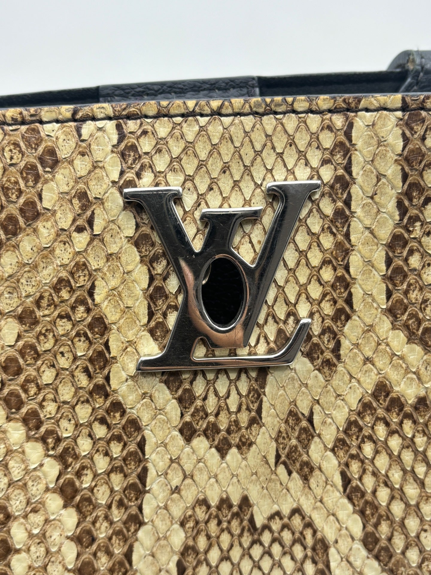 Louis Vuitton - Lockme Tote - Grained leather and python exotic leather - Black and Beige - (Medium)