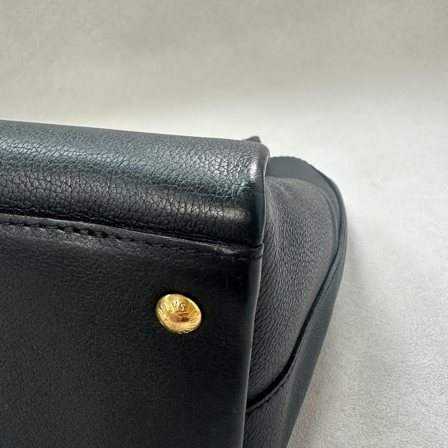 Louis Vuitton - Lockme Tote - Leather - Black - (medium)