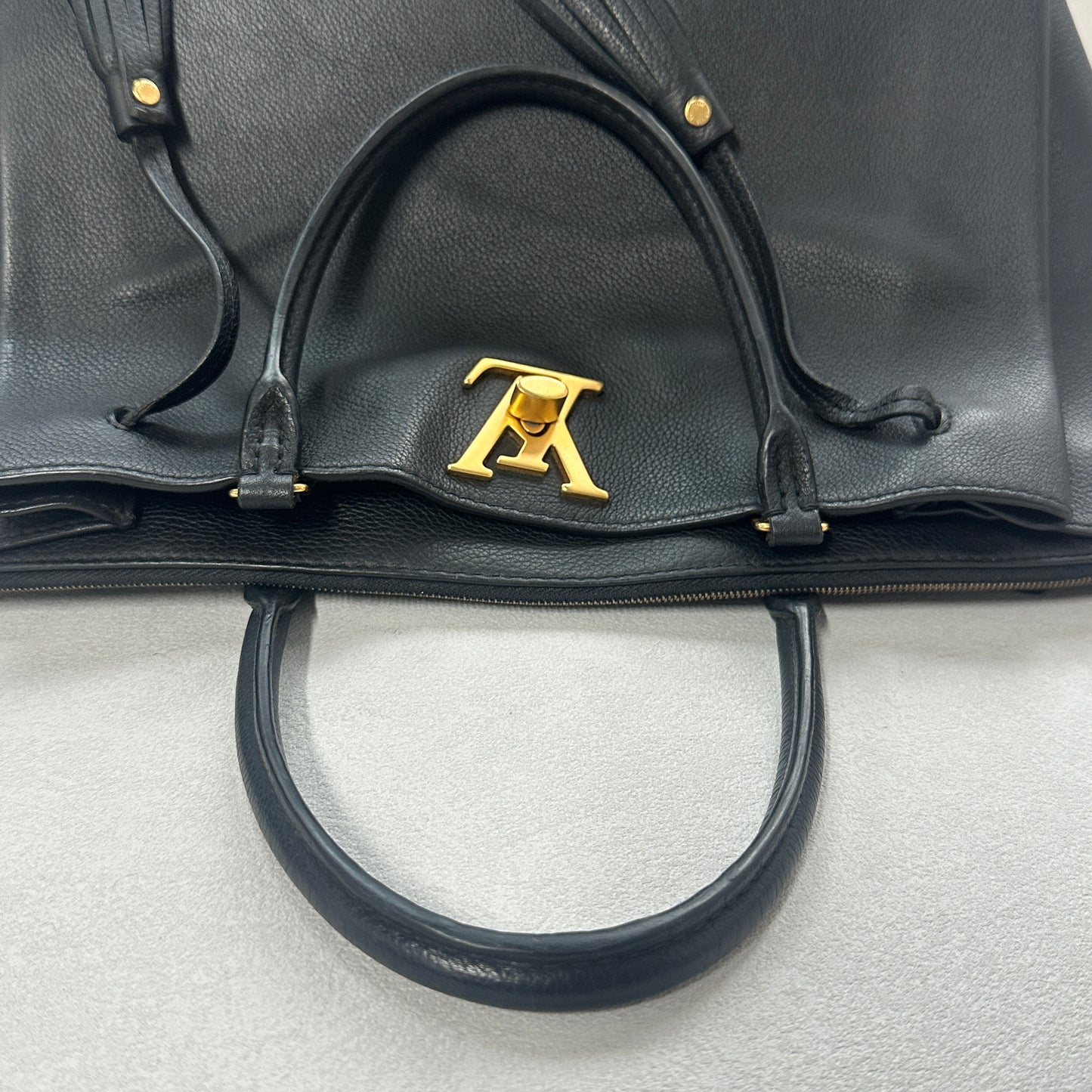 Louis Vuitton - Lockme Tote - Leather - Black - (medium)