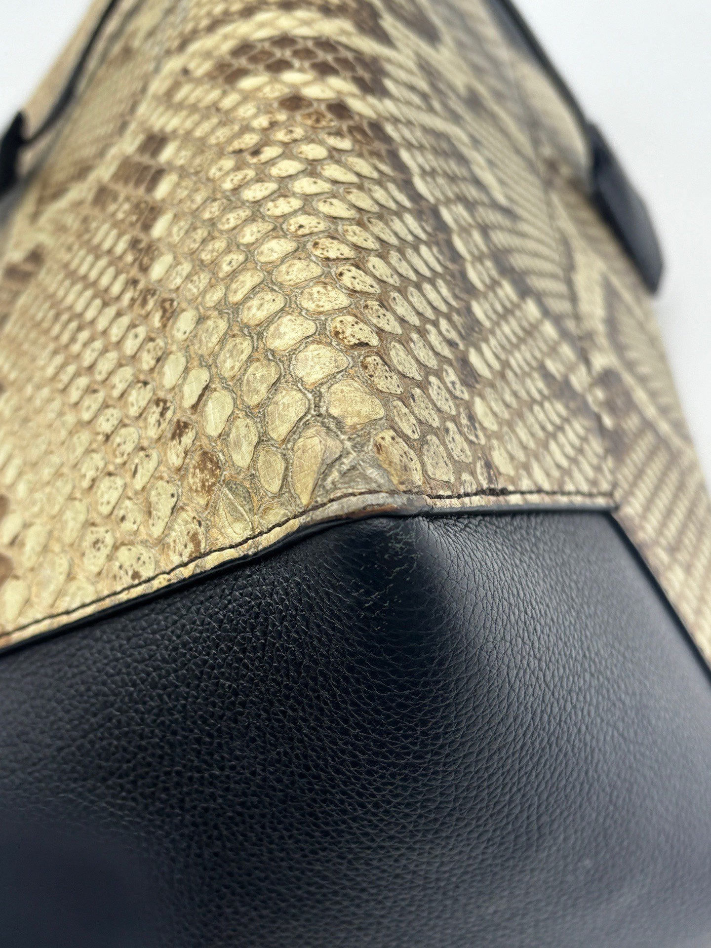 Louis Vuitton - Lockme Tote - Pebbled leather and python leather - Black with beige and brown python - (medium)