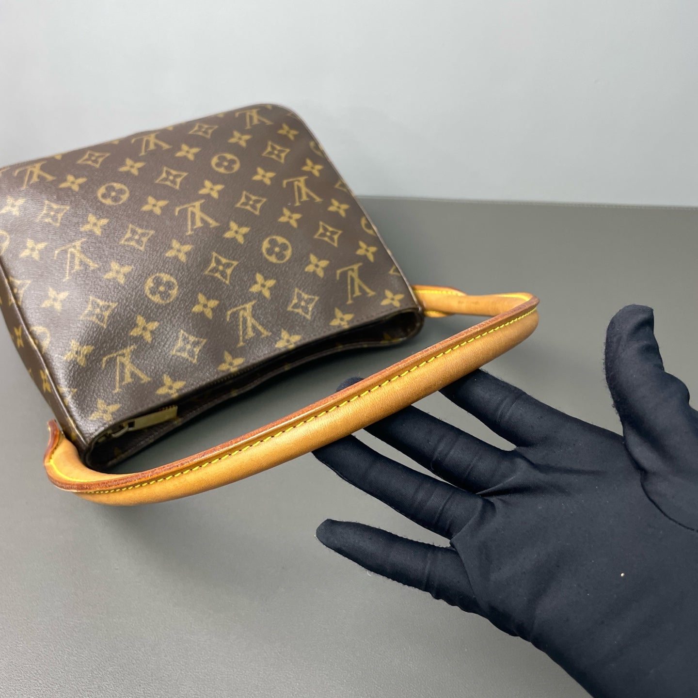 Louis Vuitton - Looping - Monogram coated canvas with Vachetta leather trim - Brown - (small)