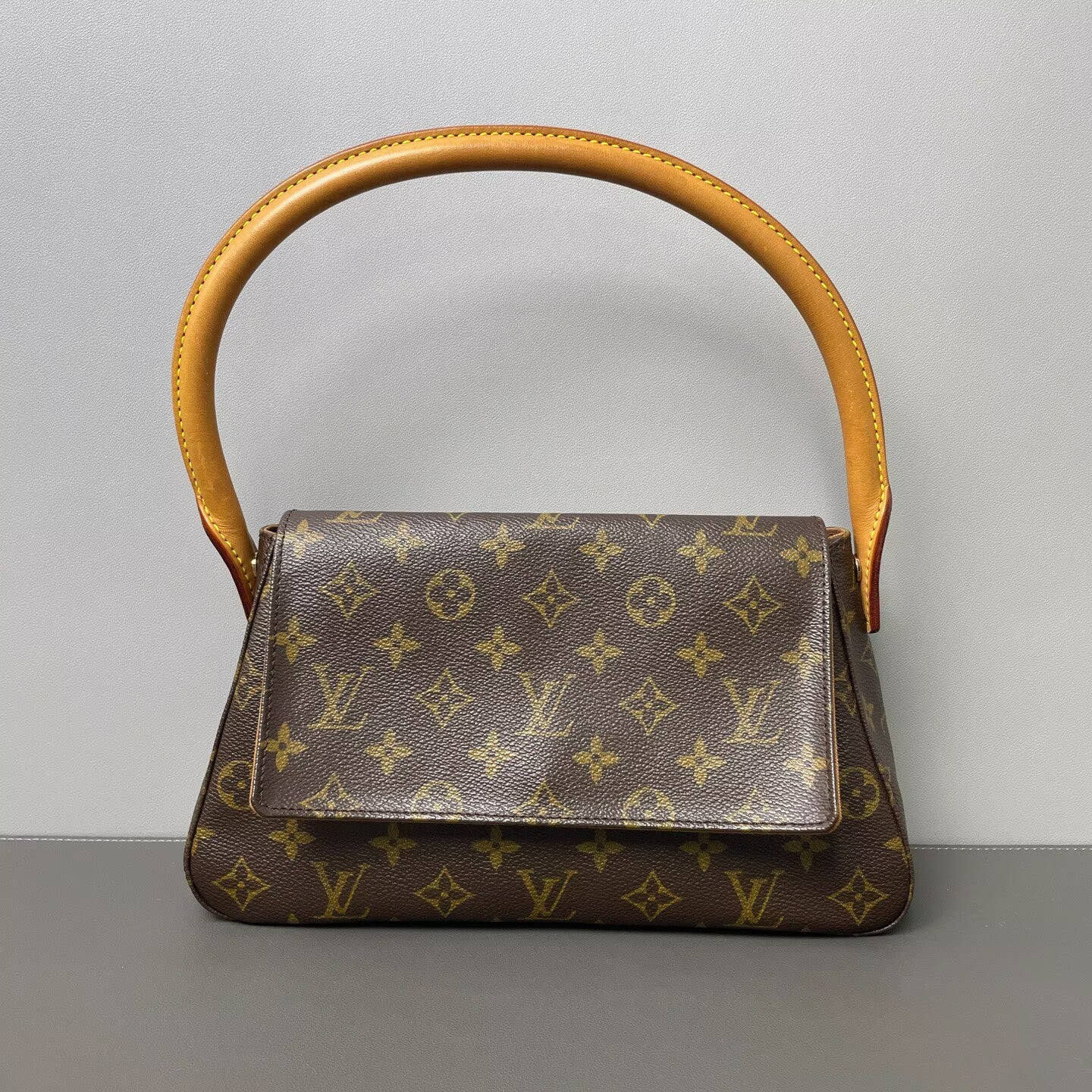 Louis Vuitton - Looping PM - Monogram coated canvas and Vachetta leather - Brown - (small)