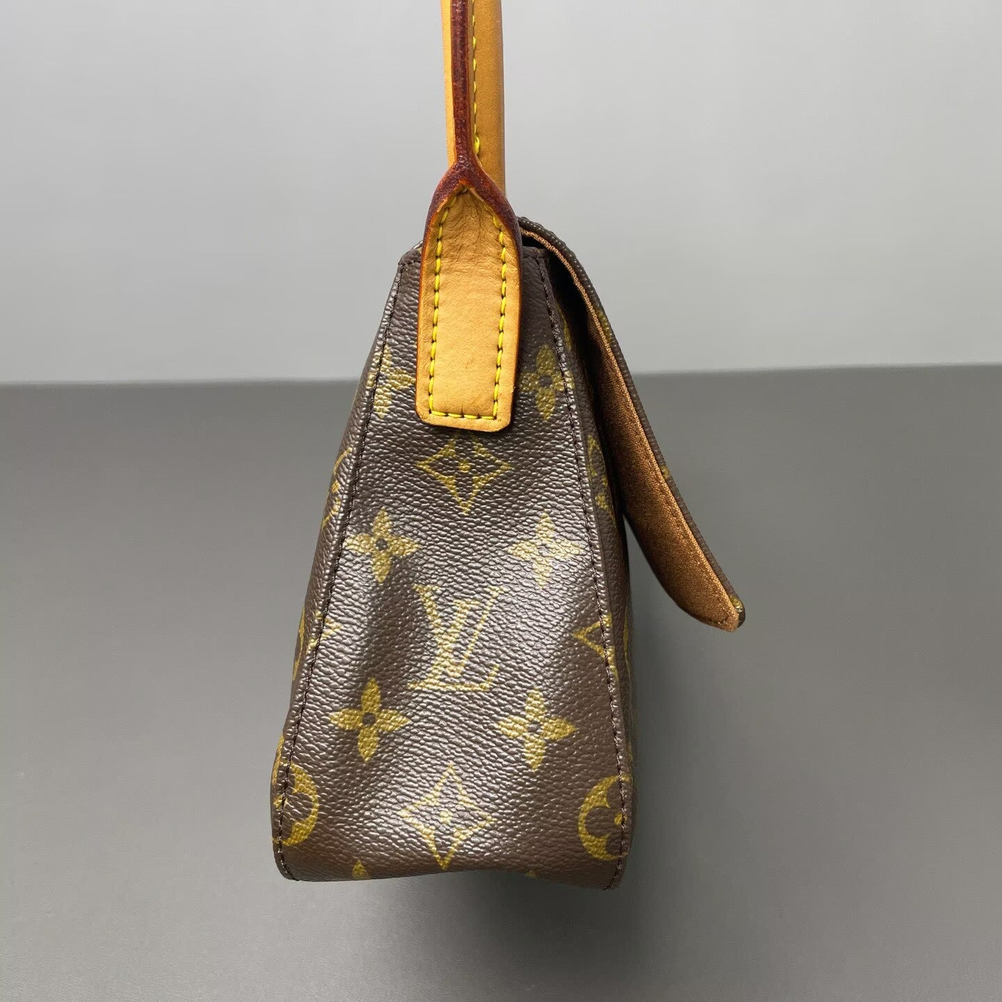 Louis Vuitton - Looping PM - Monogram coated canvas and Vachetta leather - Brown - (small)