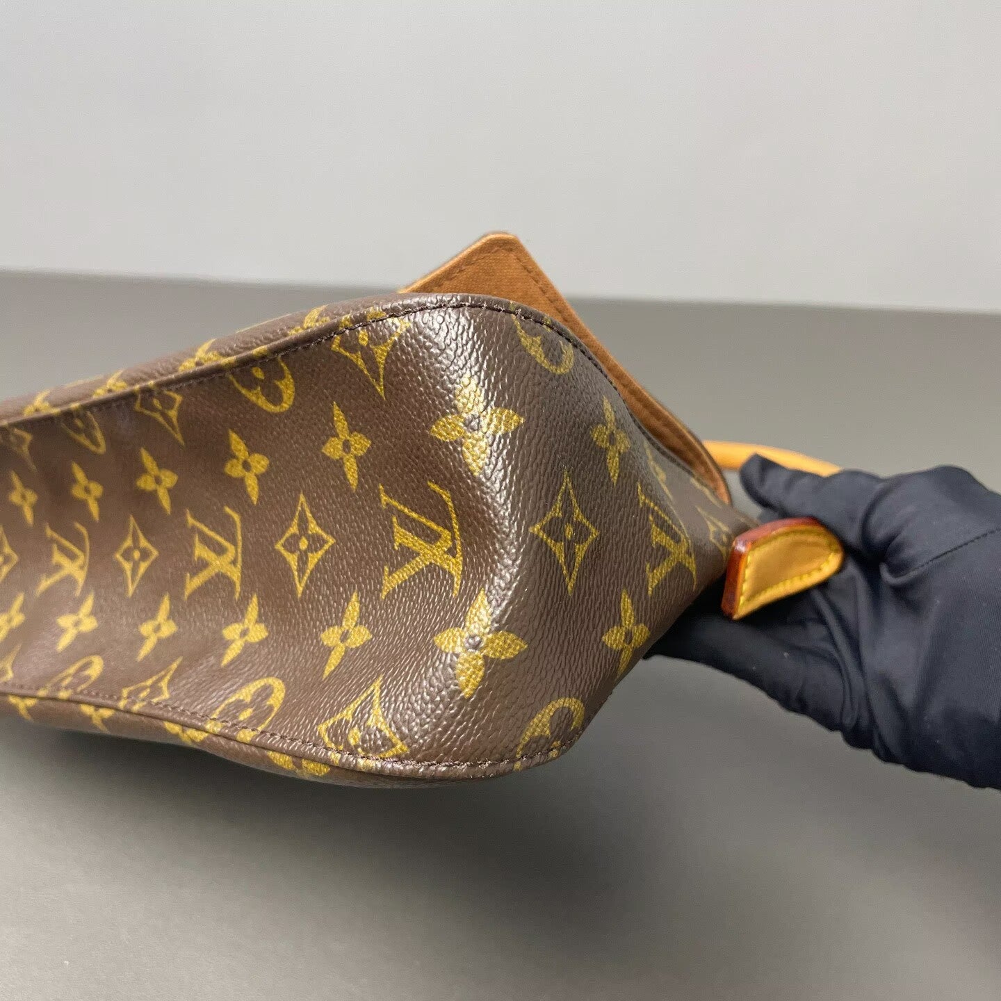 Louis Vuitton - Looping PM - Monogram coated canvas and Vachetta leather - Brown - (small)