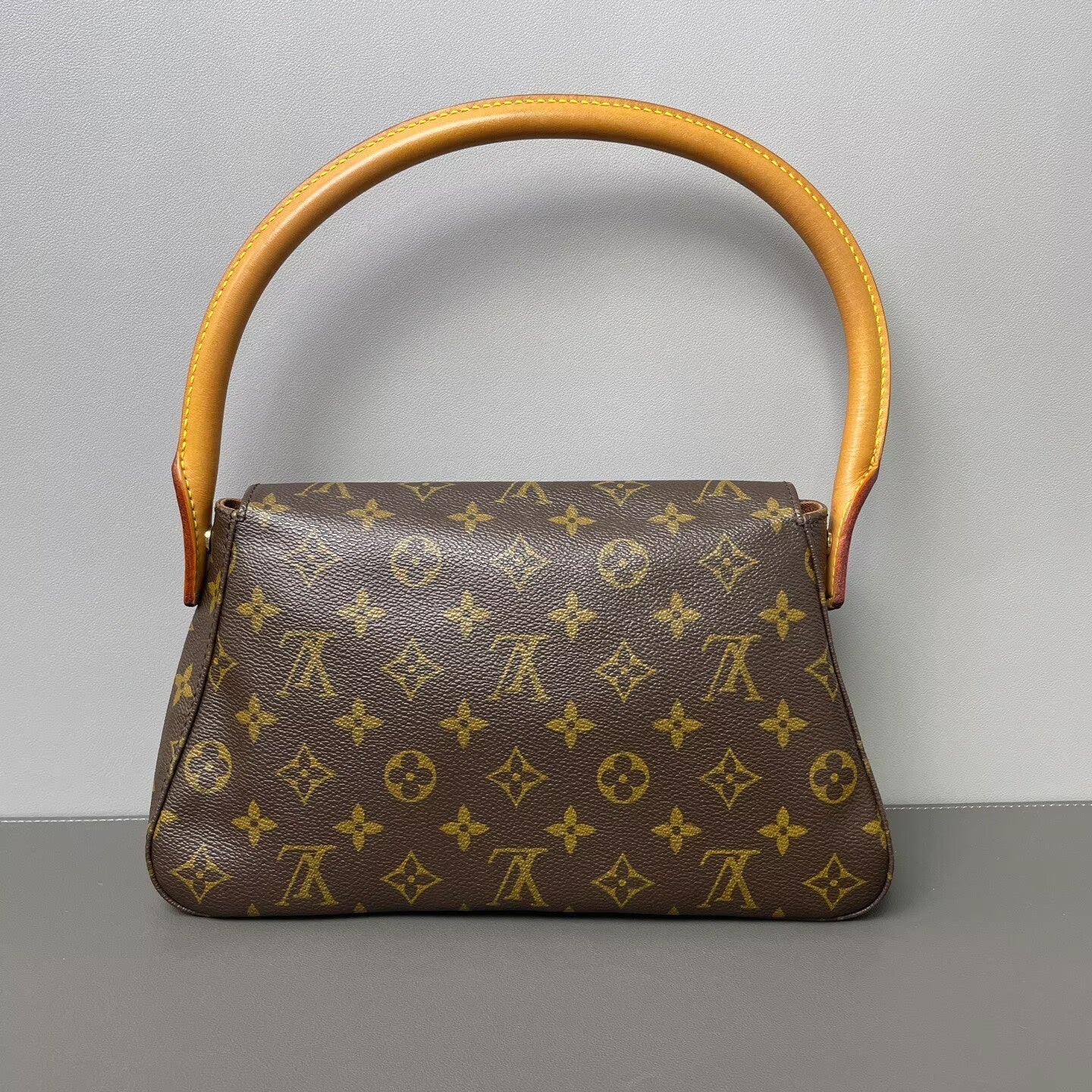 Louis Vuitton - Looping PM - Monogram coated canvas and Vachetta leather - Brown - (small)