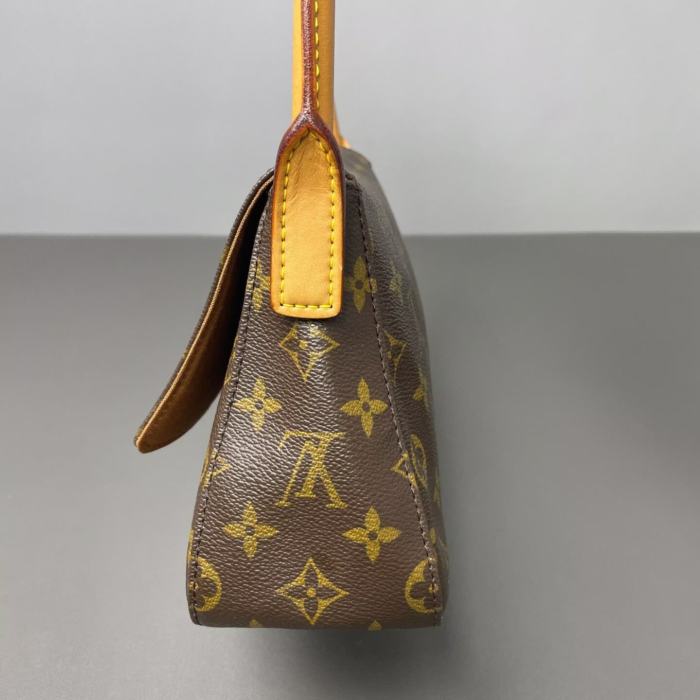 Louis Vuitton - Looping PM - Monogram coated canvas and Vachetta leather - Brown - (small)